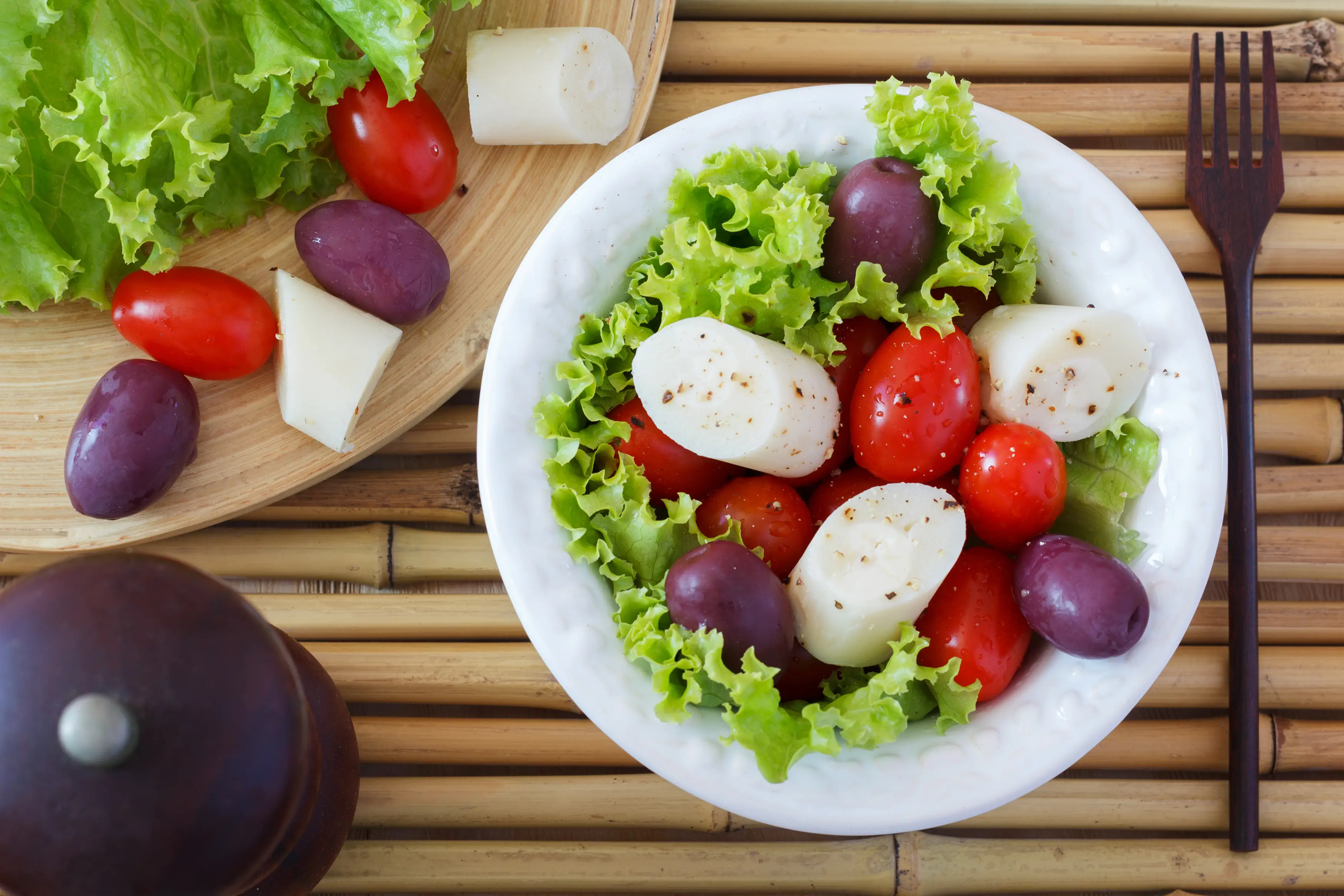Salade de cœurs de palmier (palmito), tomates cerises, olives et poivrons