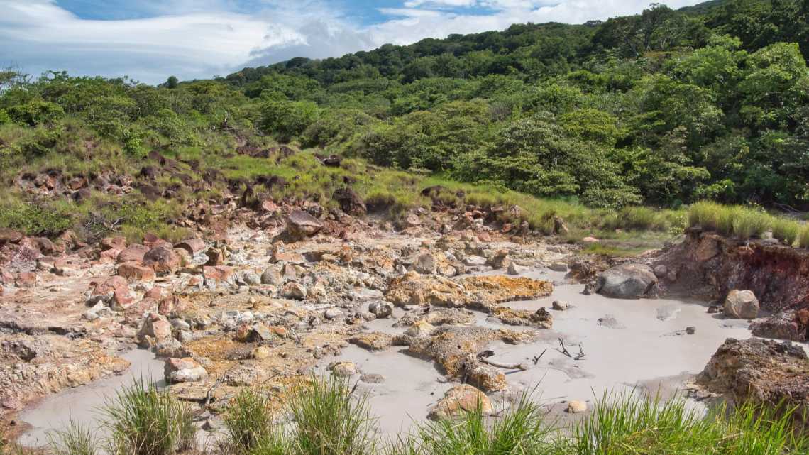 Le paysage volcanique pendant la randonnée de las Pailas dans le parc national Rincón de la Vieja au Costa Rica.