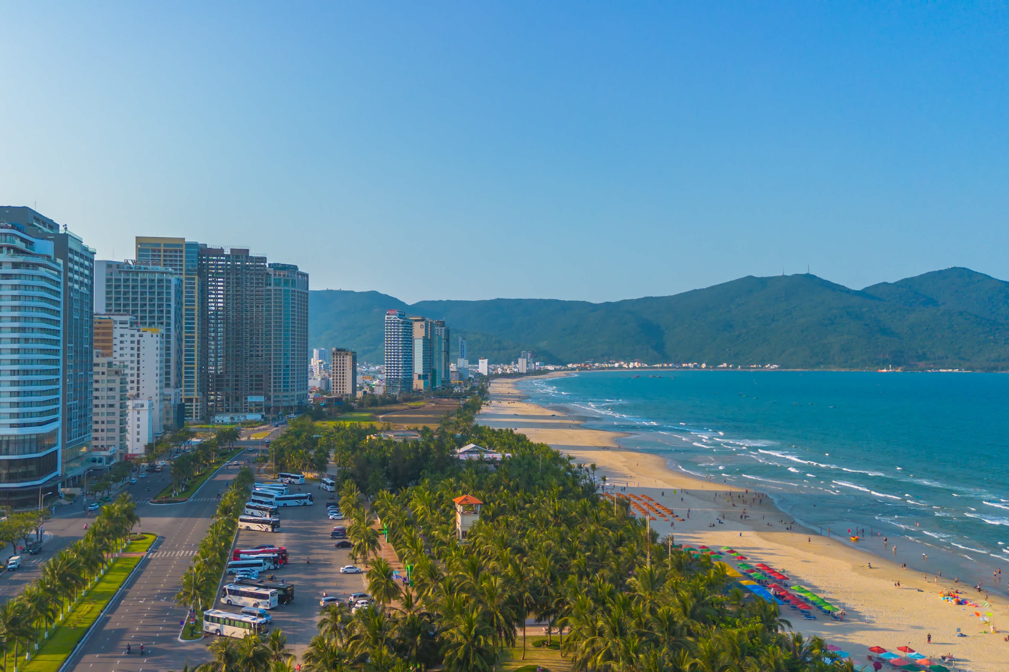 Luftaufnahme Strand, Straße und Hochhäuser
