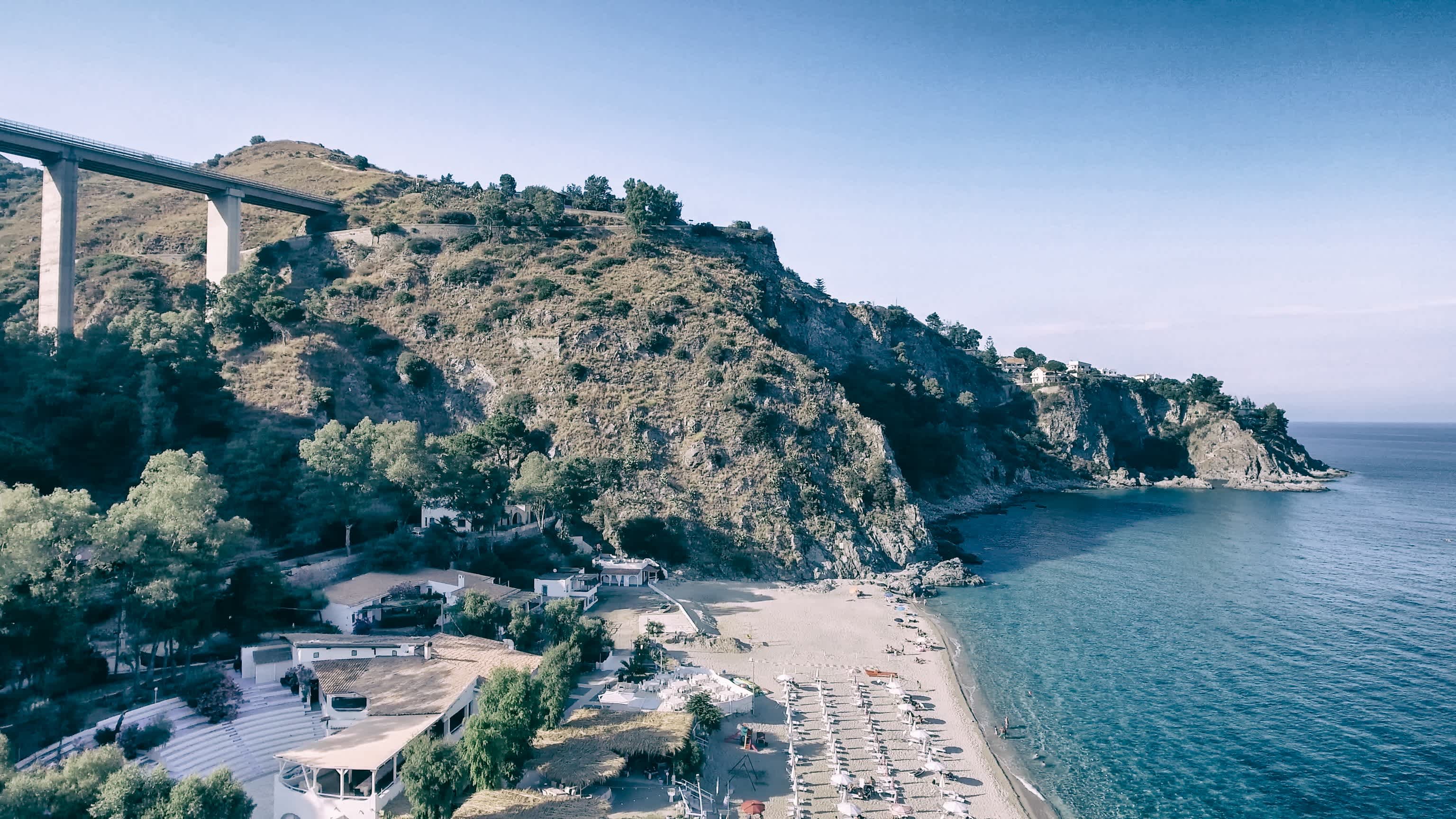 Vue sur la longue plage de sable incurvée de Caminia, en Calabre, Italie