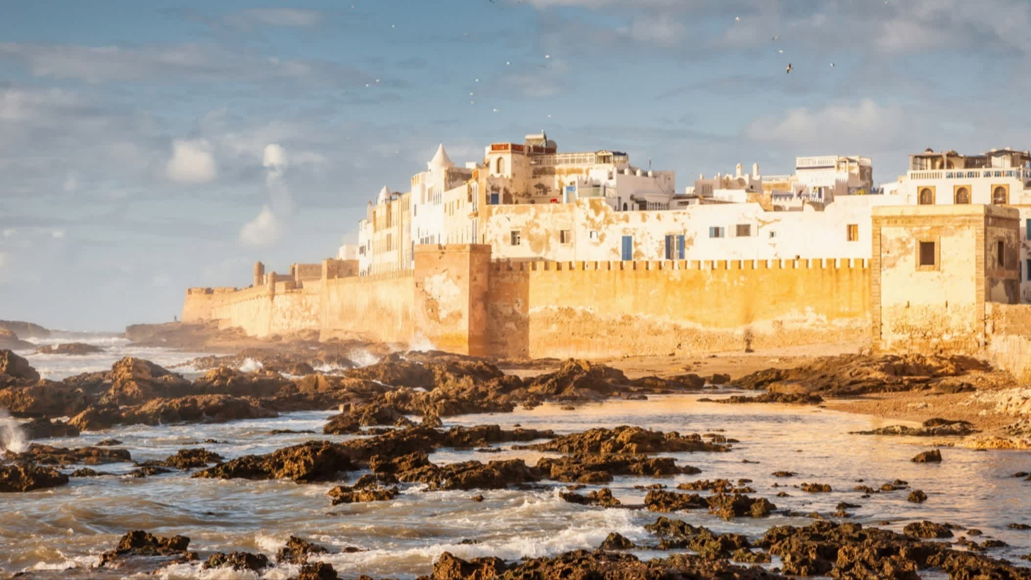 Die Aufnahme von dem Strand Skala de la Kasbah Ramparts in Essaouira, Marokko bei Ebbe sowie mit Ausblick auf die Stadtmauer. 
