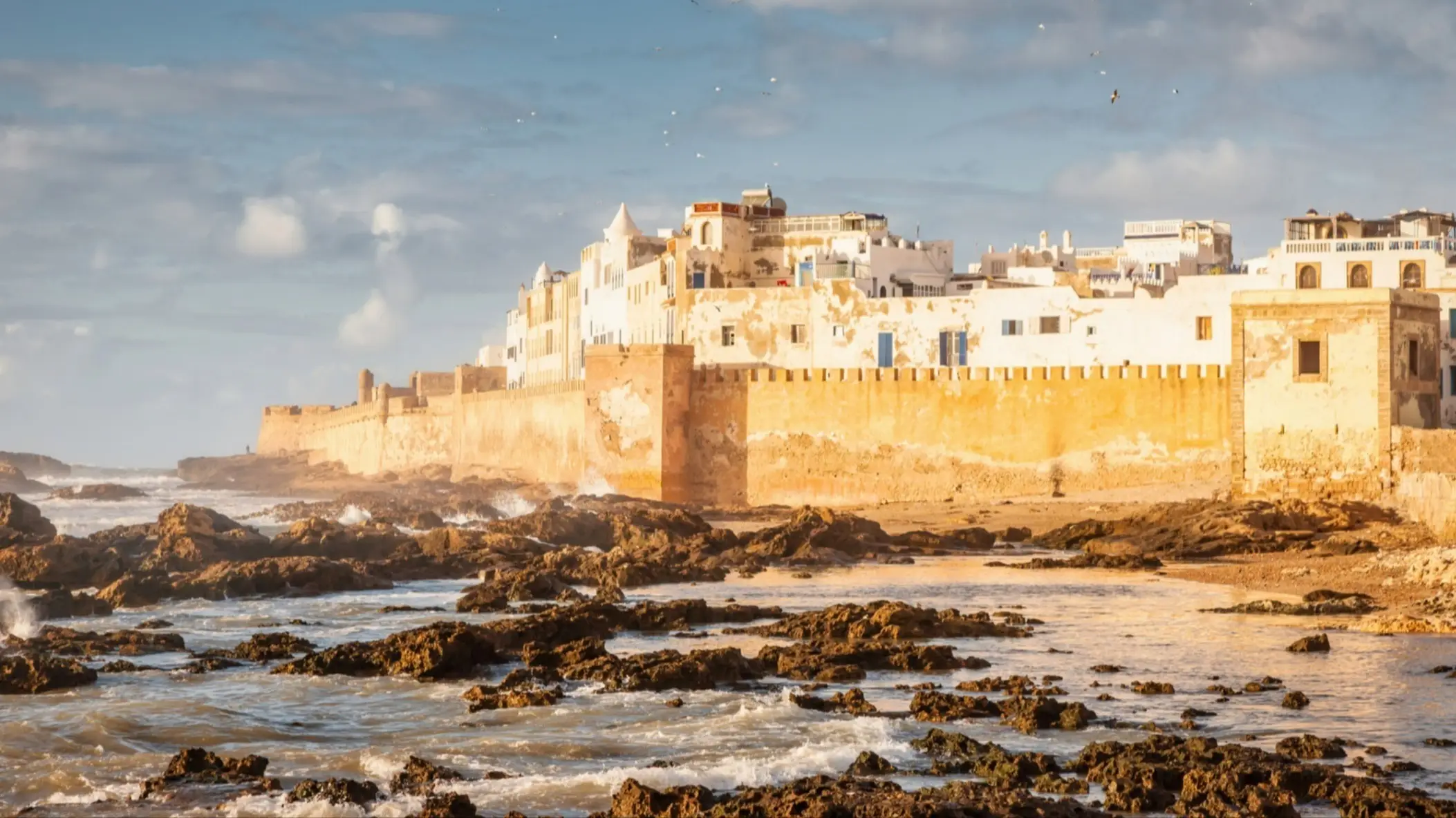 Marokko, Essaouira Die Aufnahme von dem Strand Skala de la Kasbah Ramparts in Essaouira, Marokko bei Ebbe sowie mit Ausblick auf die Stadtmauer.