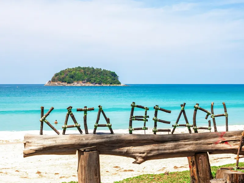 Kata Beach, Thaïlande Kata Beach en Thaïlande offre des eaux cristallines, du sable fin et une atmosphère détendue, idéale pour la baignade et les bains de soleil.