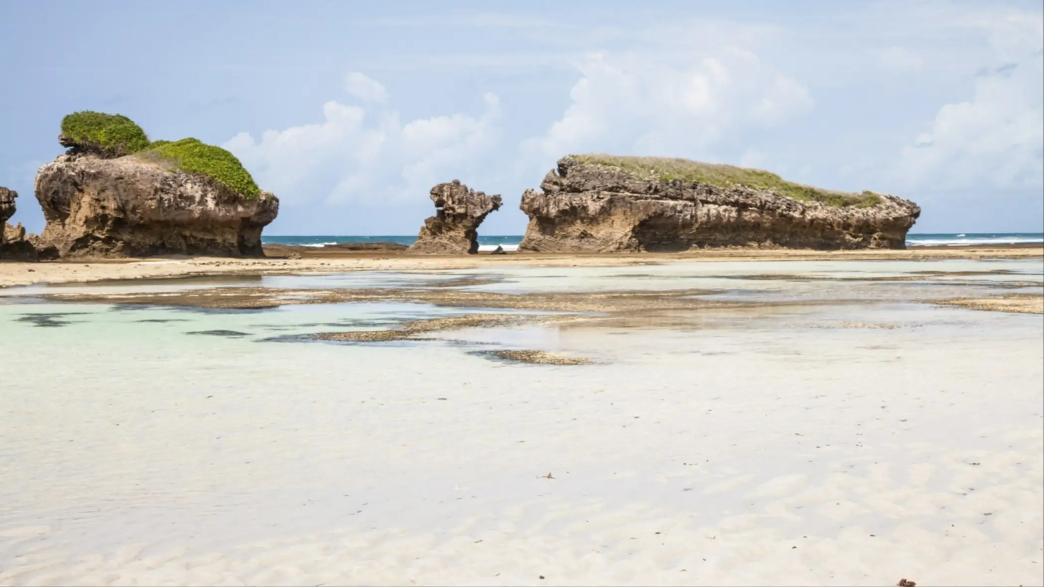 Kenia Malindi Beach Blick bei Sonne und Ebbe auf Felsformationen am sonst weißen Sandstrand Malindi Beach in Watamu, Kenia.
