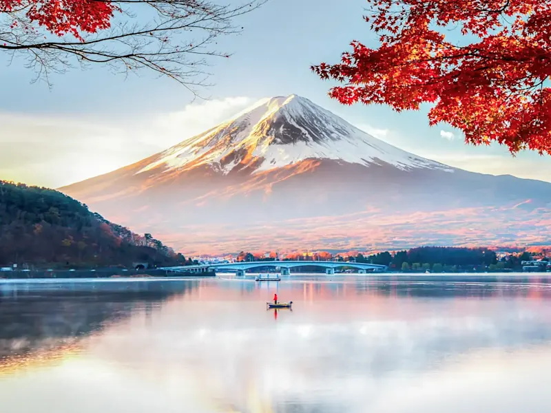 Japan, Yamanashi, Fujikawaguchiko Ein malerischer Blick auf den schneebedeckten Berg Fuji mit Herbstlaub. Fujikawaguchiko, Yamanashi, Japan.