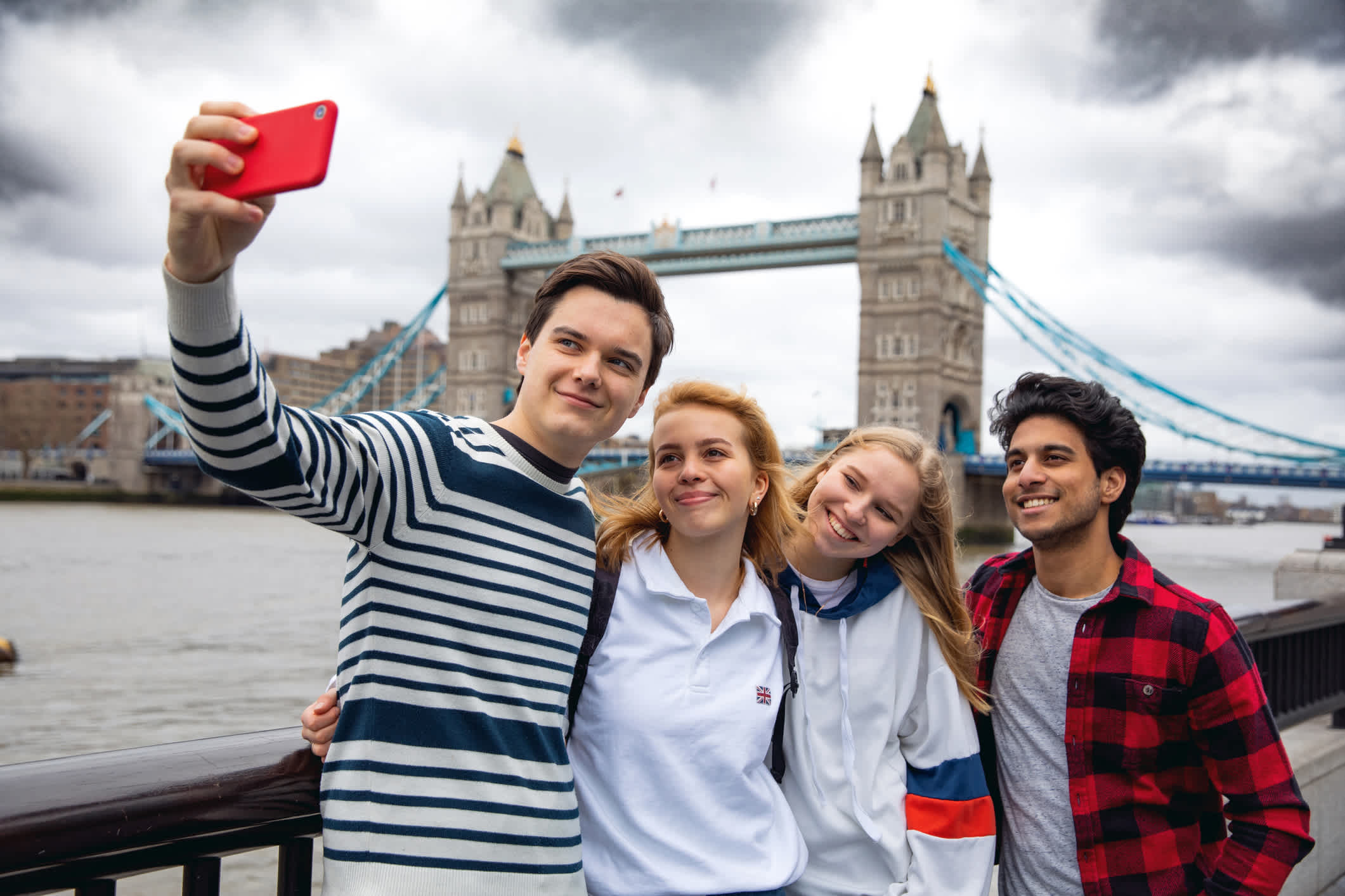 Amis adolescents en visite à Londres sur le Tower Bridge, Angleterre.

