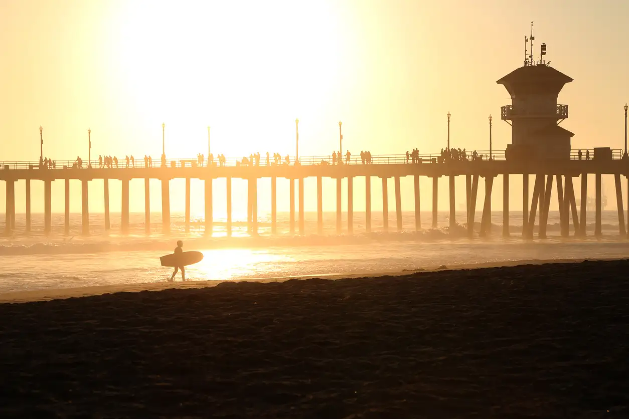 USA, Kalifornien, Huntington Beach Sonnenuntergang am Huntington Beach Pier in Kalifornien
