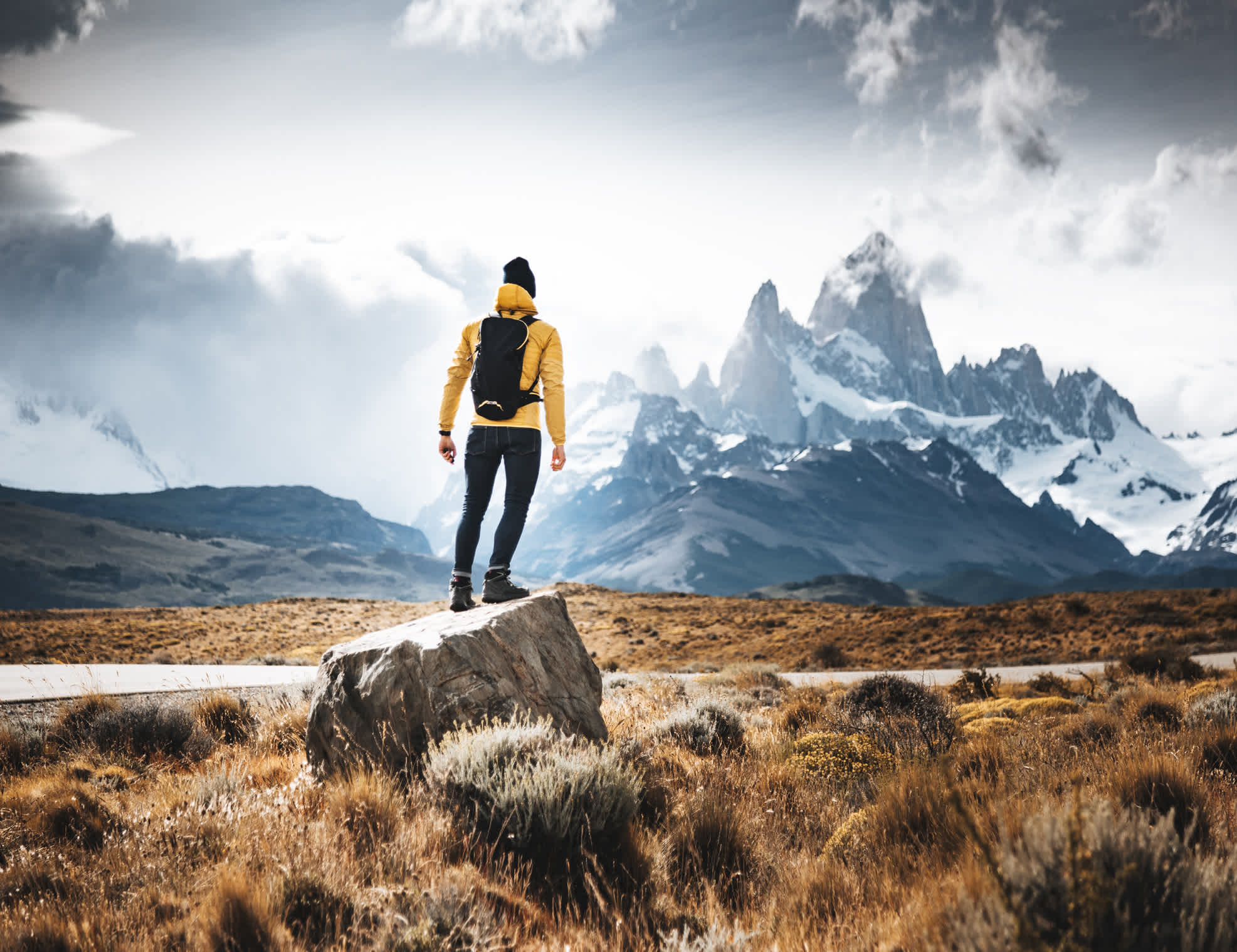 Homme sur un rocher à El Chalten en Patagonie, Argentine