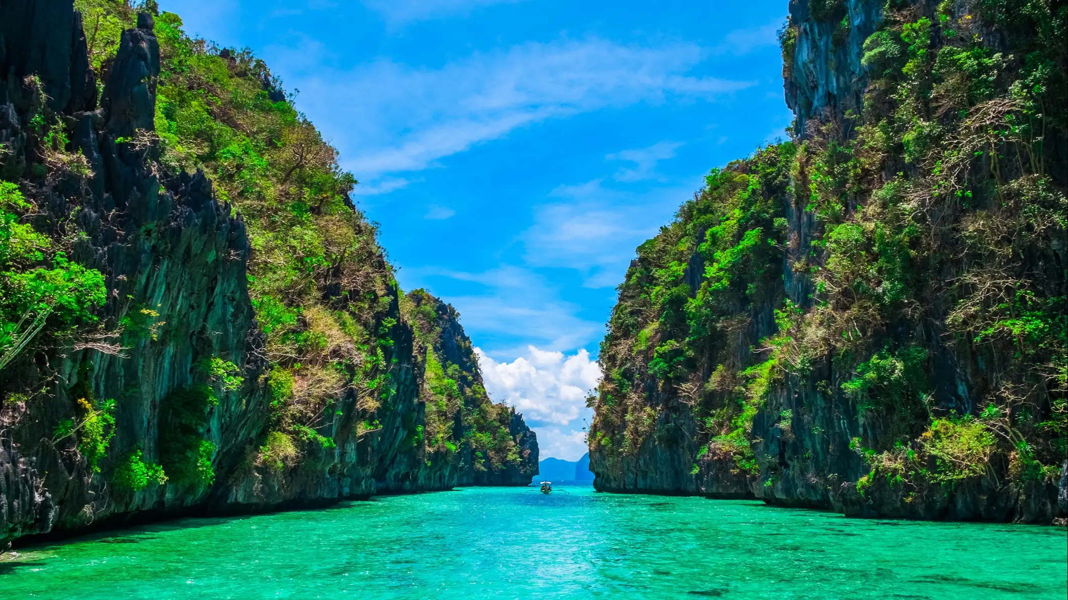 Palawan, Philippinen Türkisfarbene Lagune zwischen hohen Kalksteinfelsen unter blauem Himmel, El Nido, Palawan, Philippinen.