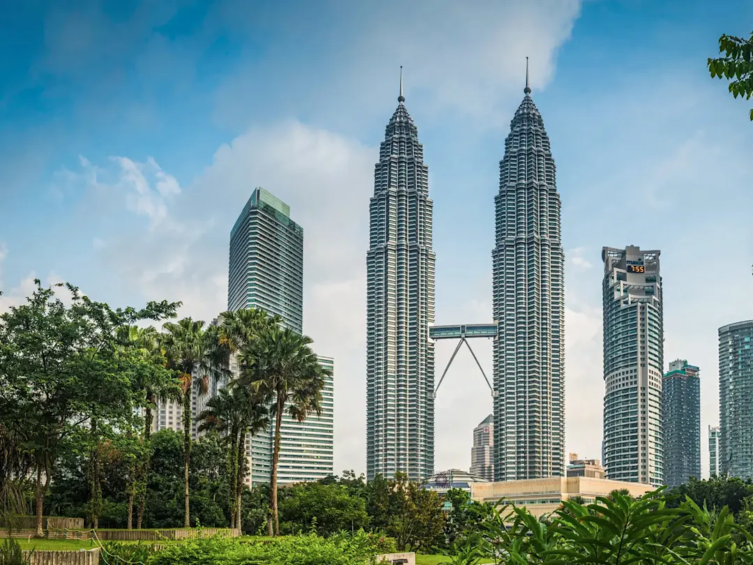 Petronas Towers mit umliegenden Wolkenkratzern. Kuala Lumpur, Malaysia.