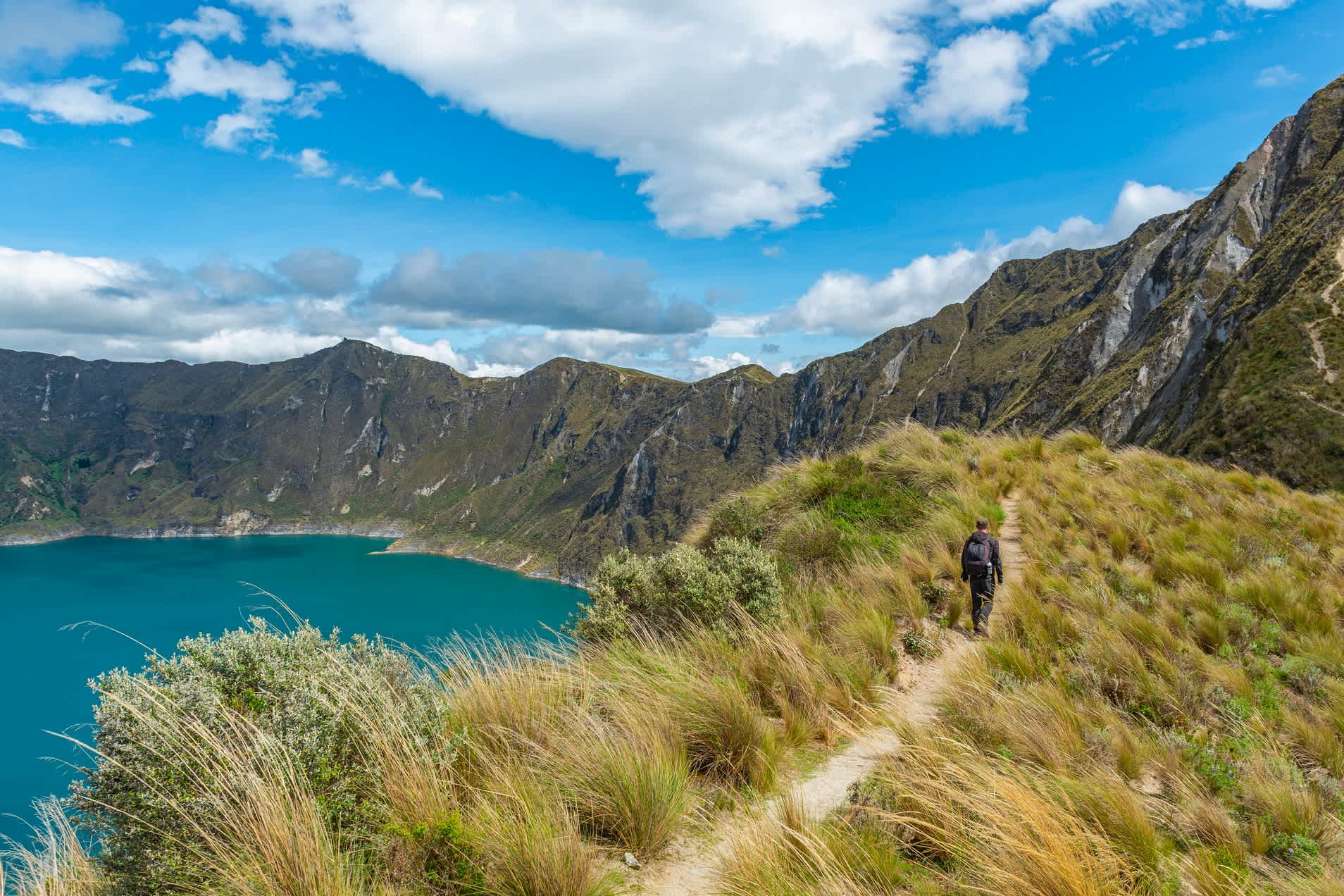 Ein Rucksacktourist auf einer Quilotoa Loop Wanderung in den Anden bei Quito, Ecuador.