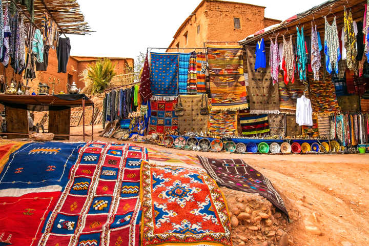 Souvenir-Shop unter freiem Himmel im Kasbah Ait Ben Haddou in der Nähe von Ouarzazate im Atlasgebirge Marokkos.