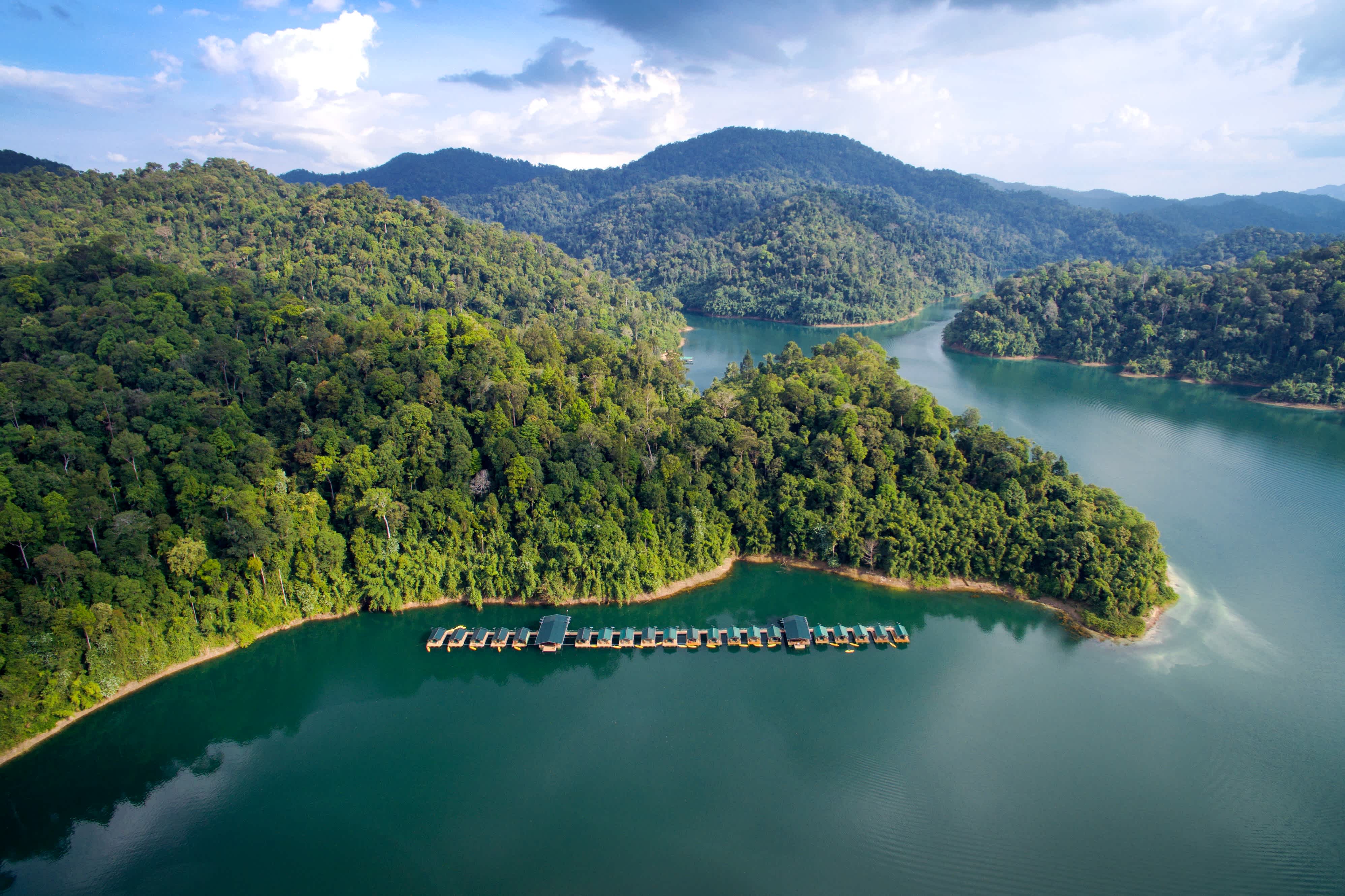 Au milieu de la jungle et flottant sur l'eau, Elephant Hills Luxury Tented Rainforest Camp Cheow Larn Lake Khao Sok National Park, Thaïlande