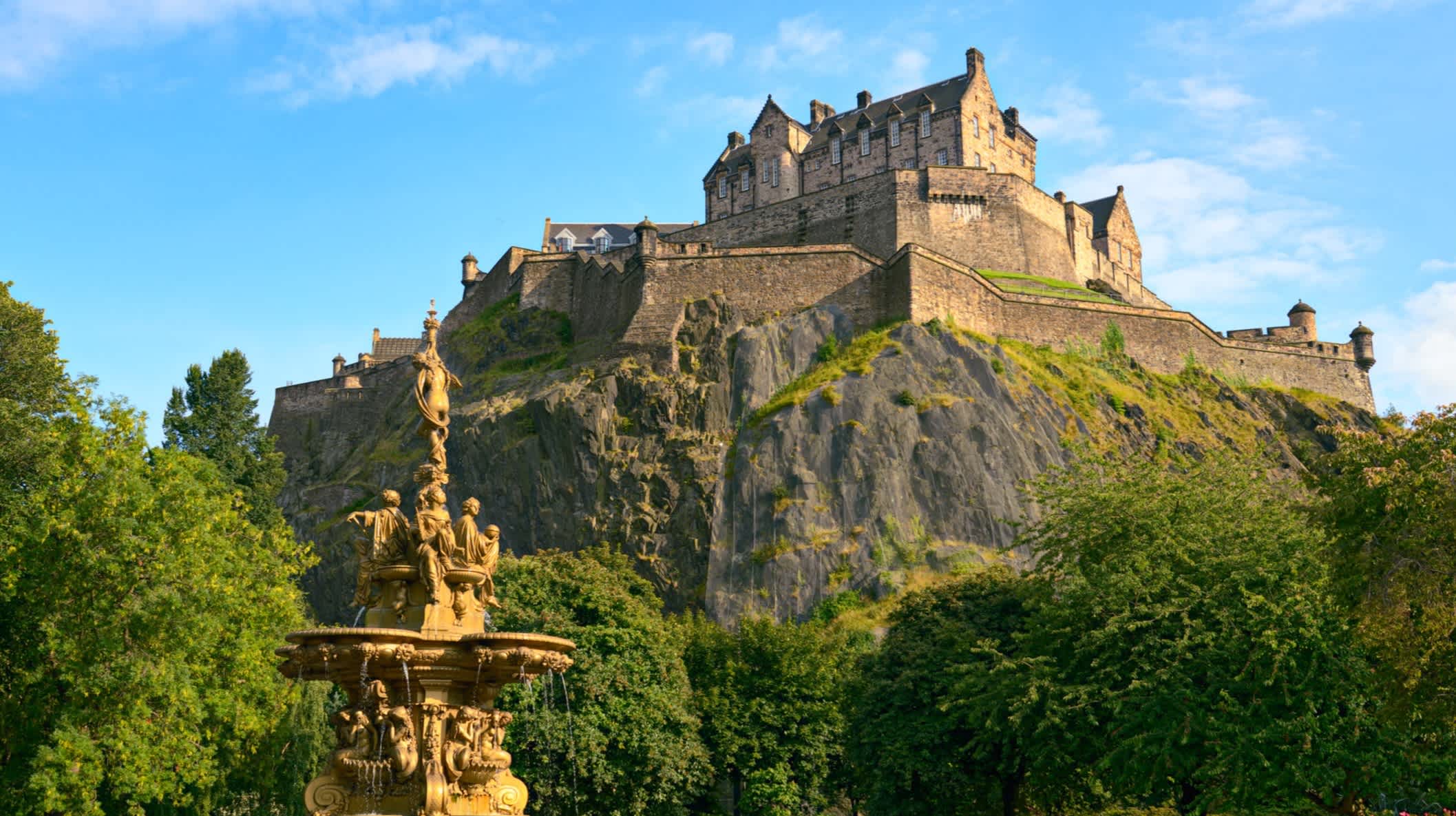 Blick auf das Edinburgh Castle von den Princes Street Gardens, Schottland.