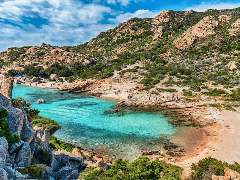 Italie, Sardaigne, Smeralda Eau turquoise et côte rocheuse sur une même plage. Costa Smeralda, Sardaigne, Italie.