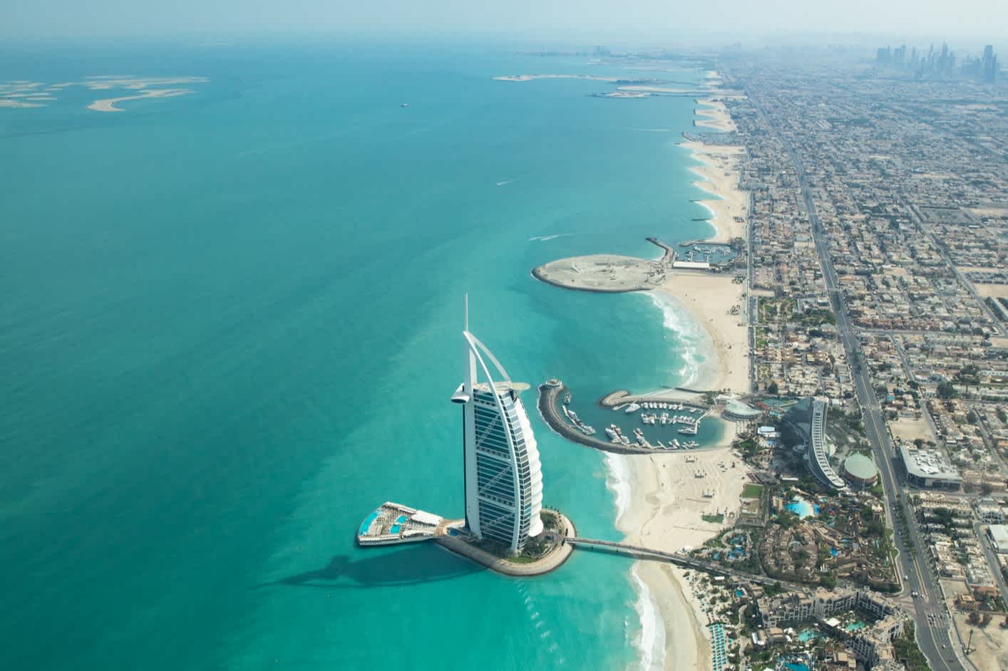 Luftbild der Küste von Dubai an einem schönen sonnigen Tag, VAE. 

