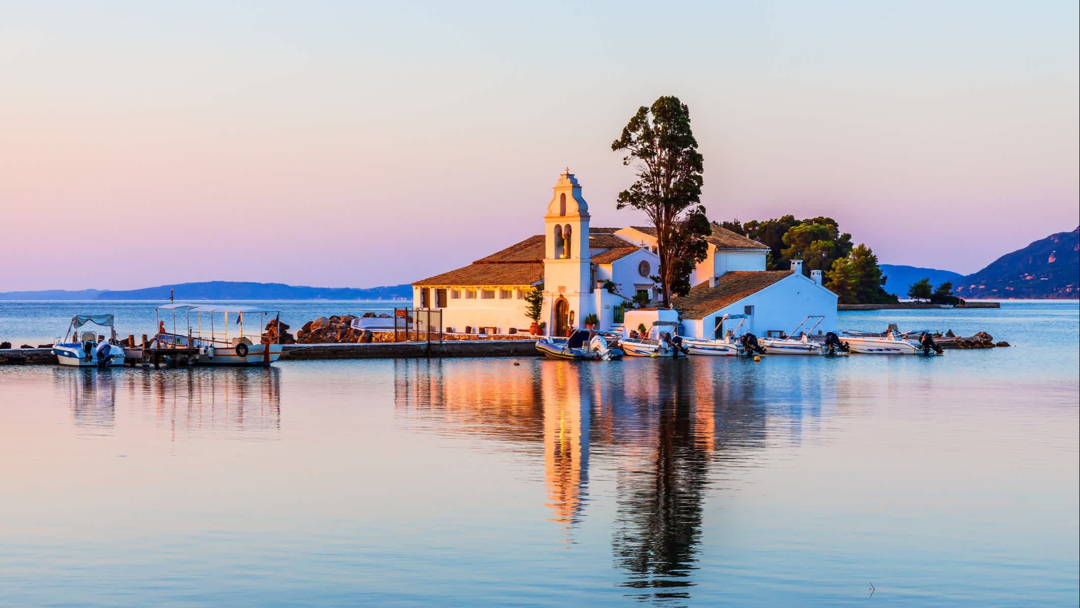 Le pittoresque monastère des Vlachernes entouré par la mer, au lever du soleil, à Corfou en Grèce.