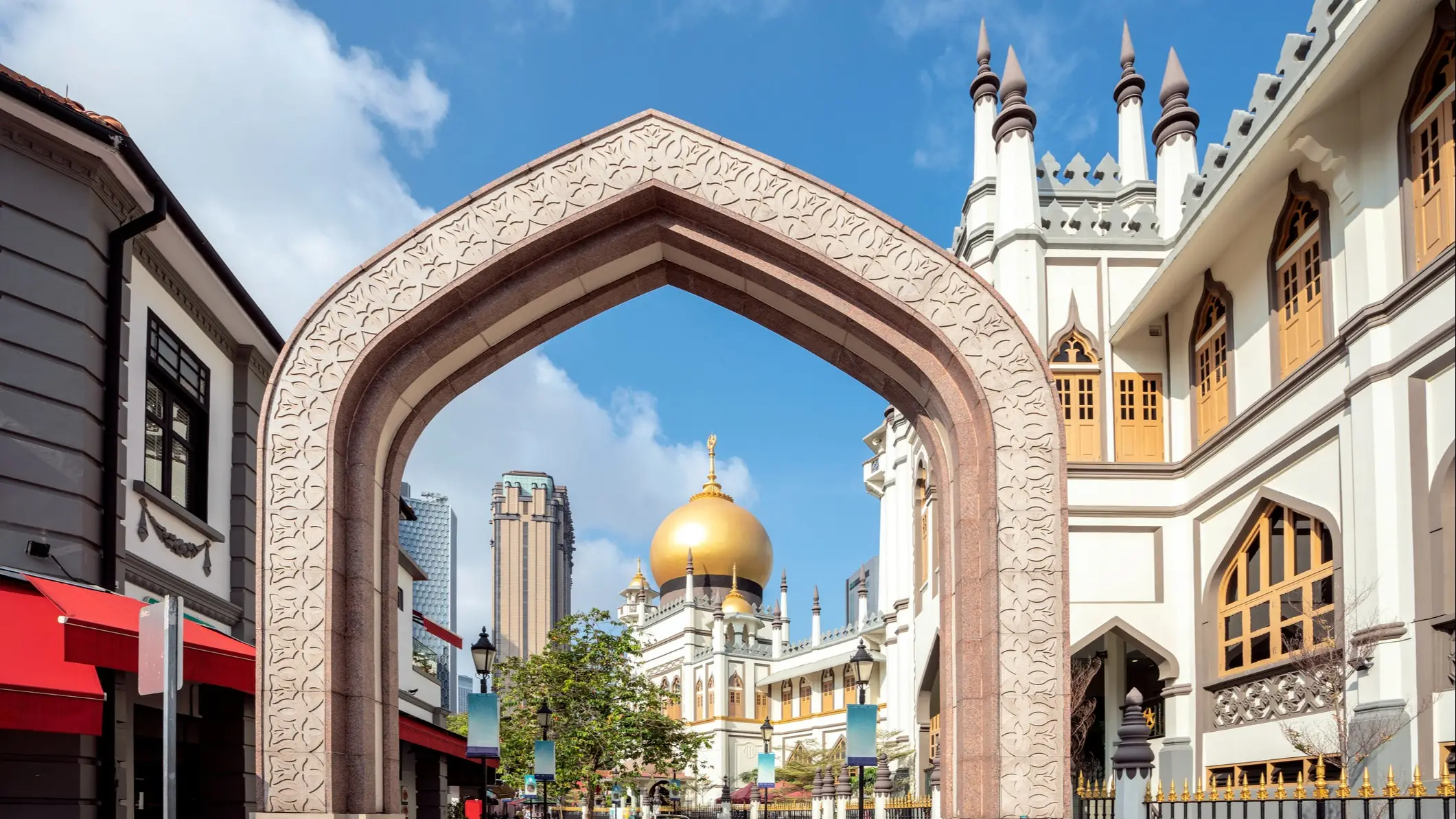 Vue de la rue avec Masjid Sultan, Kampong Glam, Singapour.