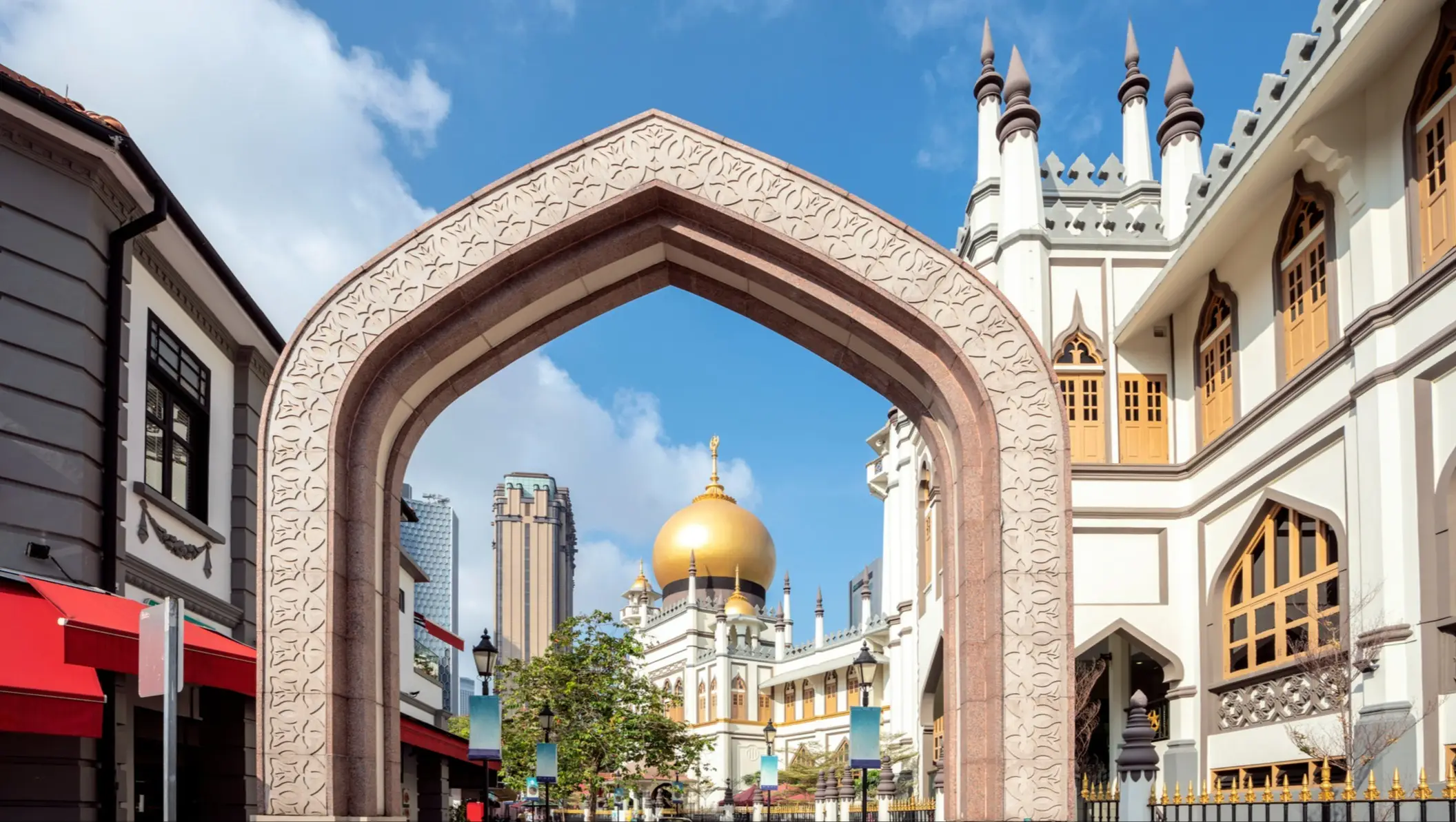 Vue de la rue avec Masjid Sultan, Kampong Glam, Singapour.