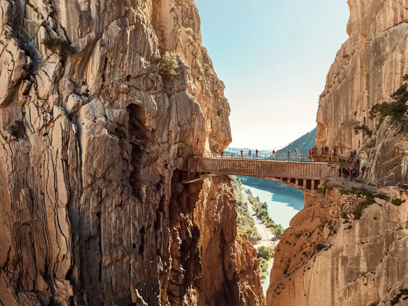 Spanien, Andalusien, Malaga Atemberaubender schmaler Pfad durch steile Schluchten. Málaga, Andalusien, Spanien