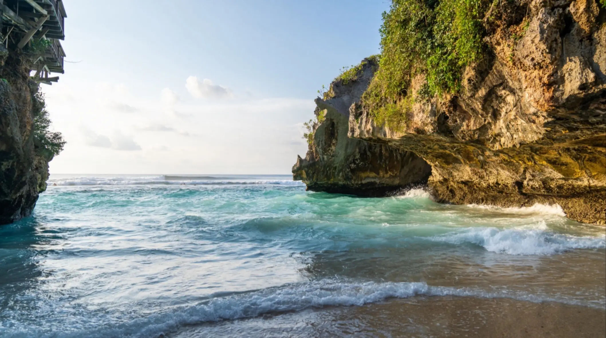 Photo des rochers de la plage de Suluban à Bali, en Indonésie.