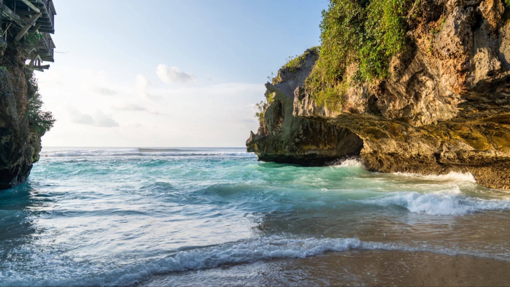 Photo des rochers de la plage de Suluban à Bali, en Indonésie.