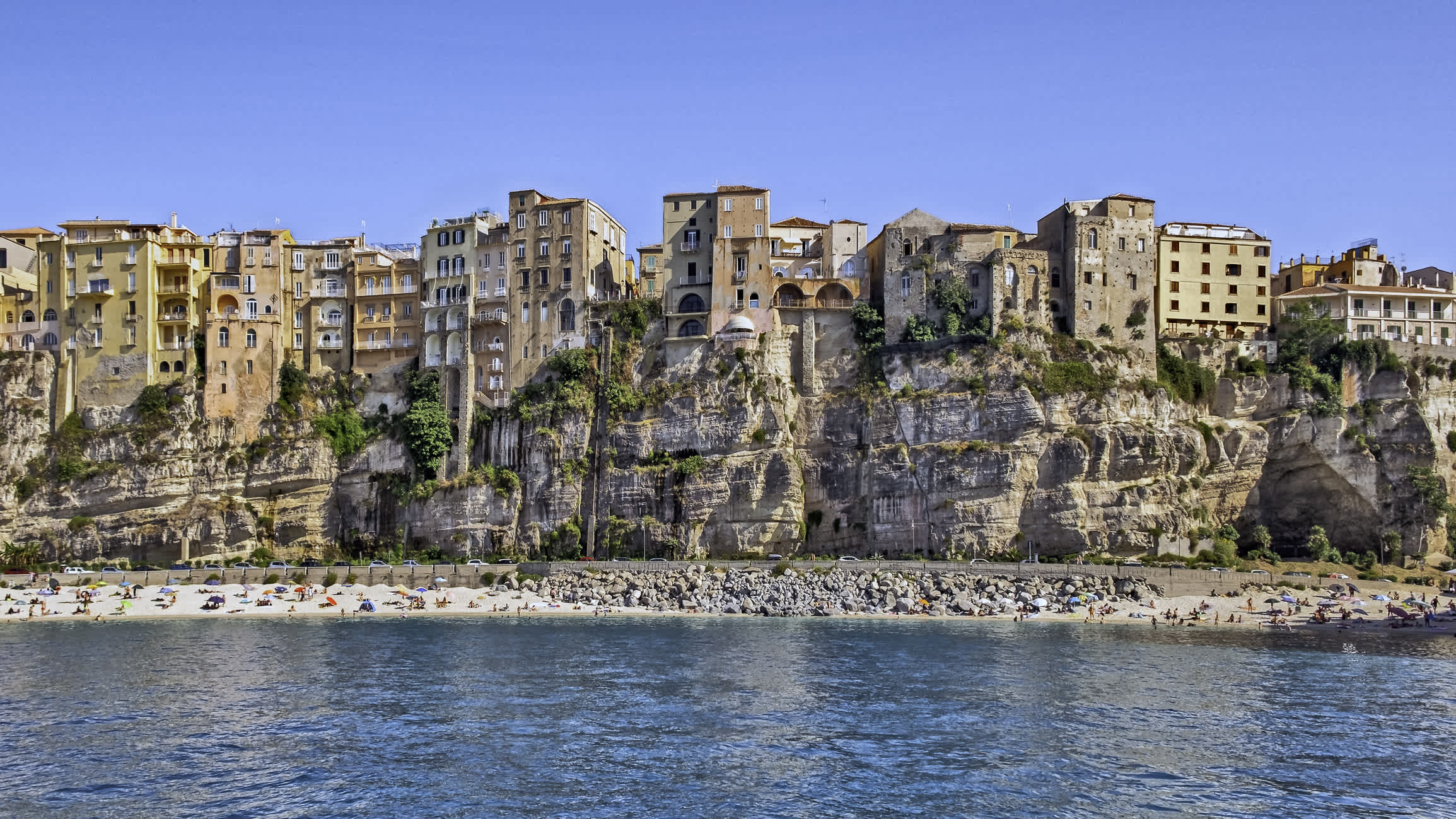 Vue de la vieille ville de Tropea sur la falaise, en Calabre, en Italie.