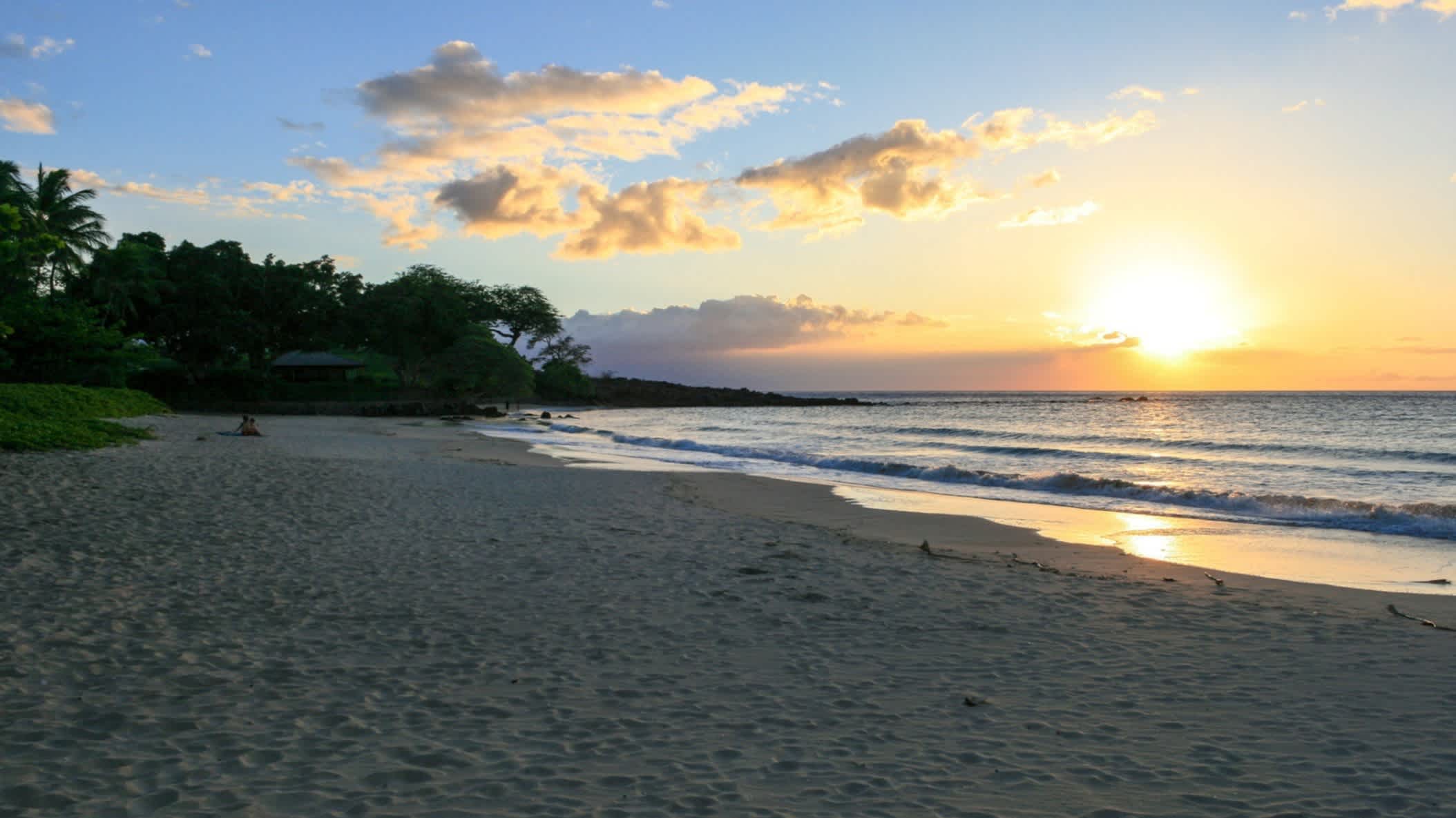 Der Strand Mauna Kea Beach, Big Island, Hawaii, USA bei Sonnendämmerung und mit Blick auf das Meer.