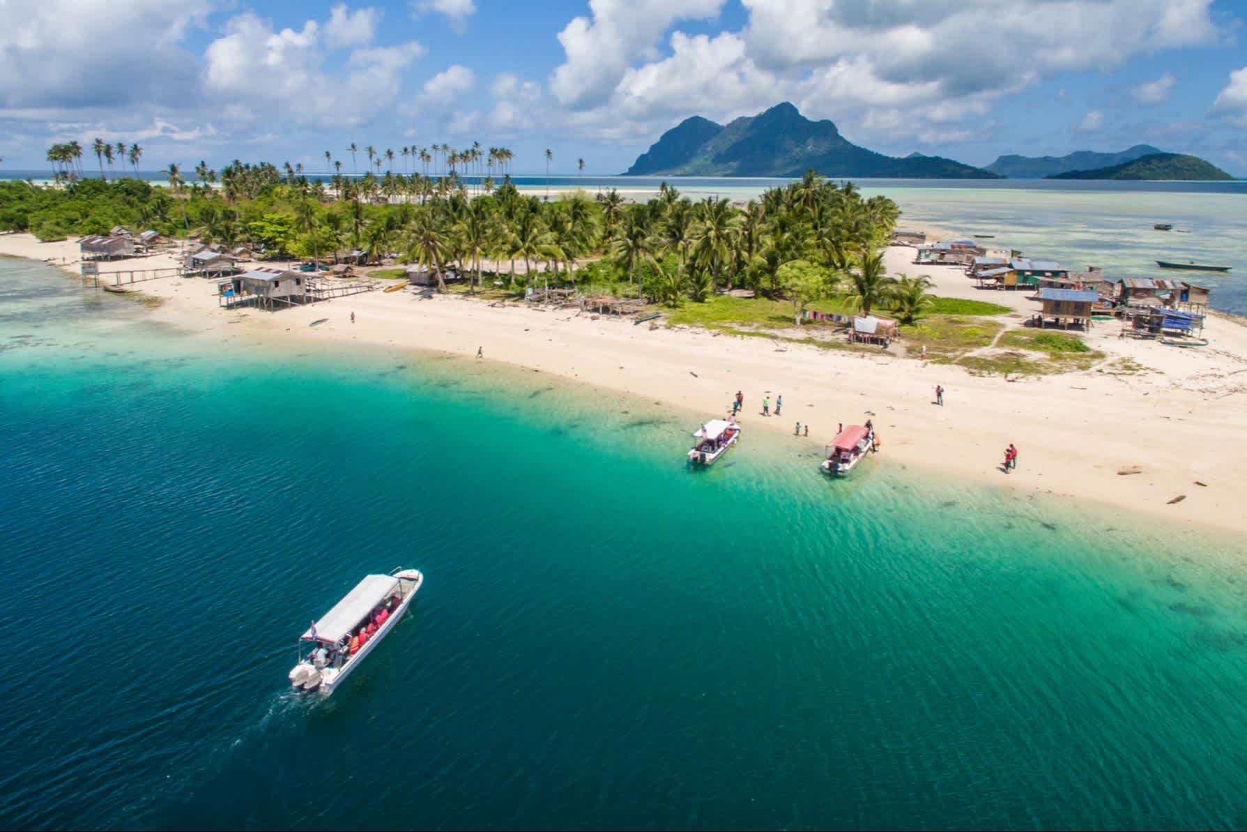 Vue aérienne de l'île de Maiga, Bornéo, Malaisie.