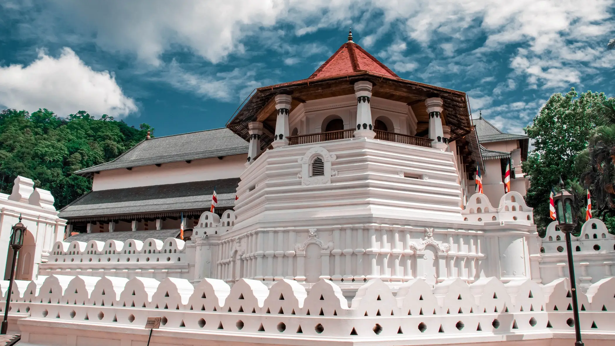 Le Sri Dalada Maligawa, ou temple de la relique de la dent sacrée, temple bouddhiste situé dans la ville de Kandy, au Sri Lanka. Il se trouve dans l'enceinte du palais royal de l'ancien royaume de Kandy.