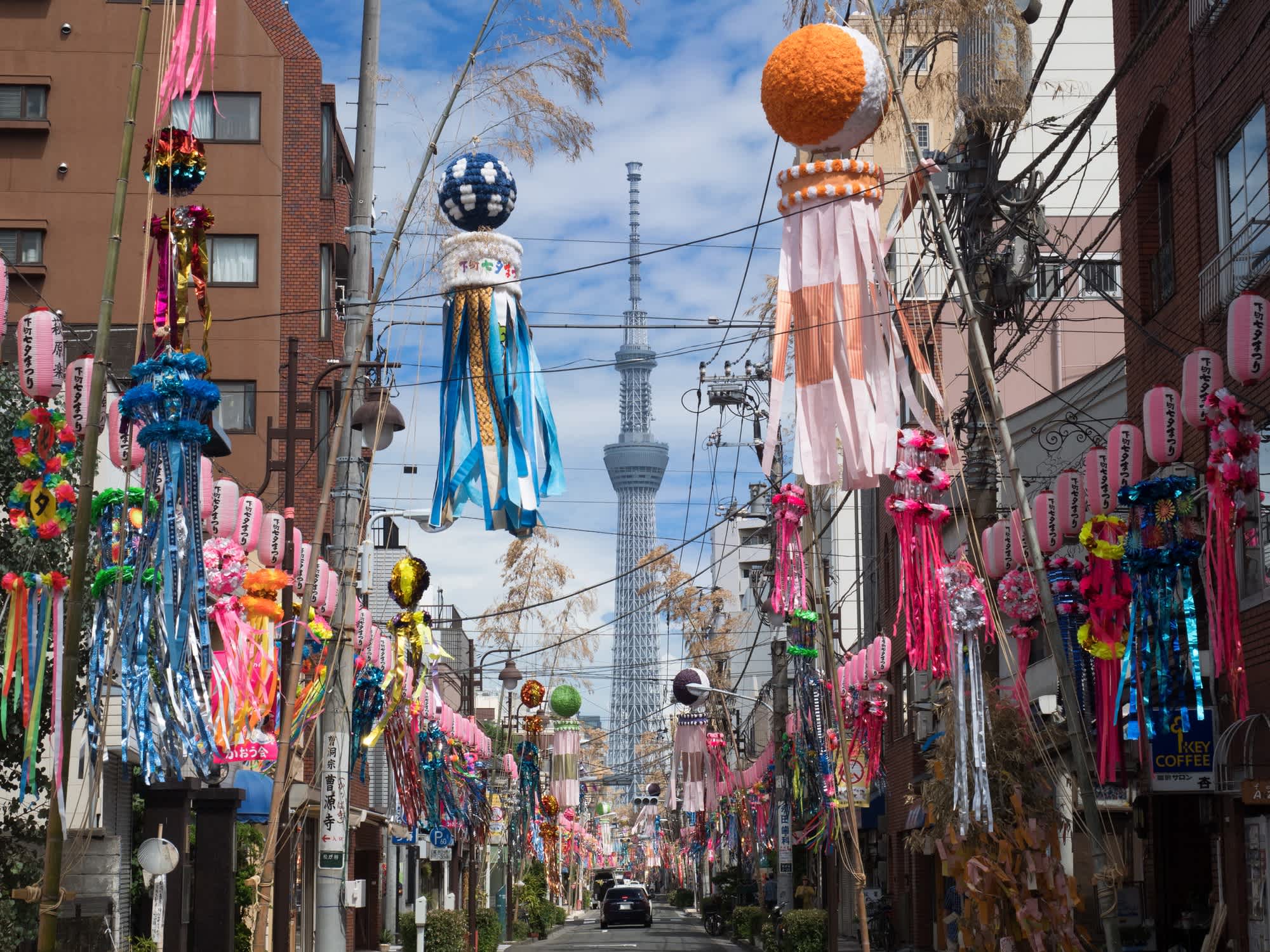 Rue avec la tour de Tokyo en arrière-plan lors du festival Shimomachi Tanabata à Tokyo au Japon