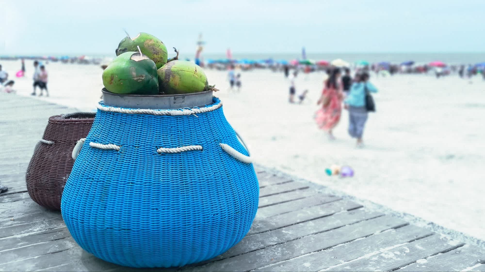 Paniers de noix de coco sur la plage d'argent à Beihai, Chine

