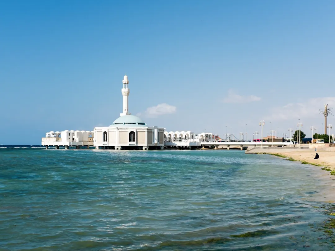 Blick auf eine Moschee und den Strand am Roten Meer, Saudi-Arabien