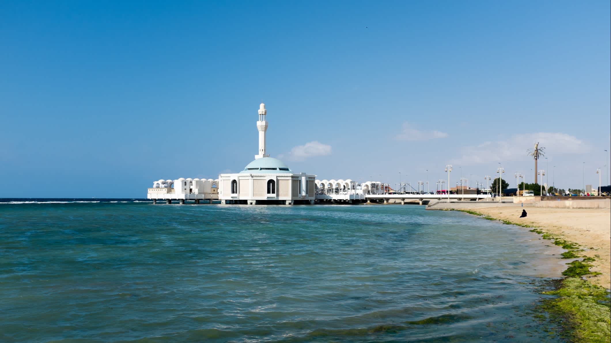Blick auf der Moschee und den Strand am Roten Meer, Saudi-Arabien.