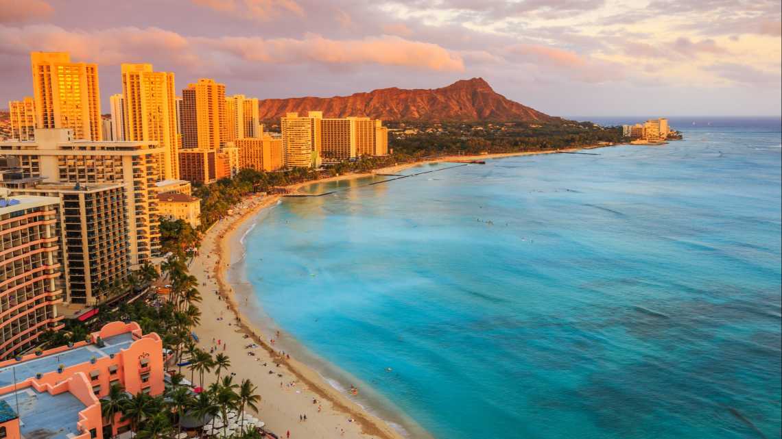 Honolulu, Hawaii, USA. Skyline von Honolulu, Vulkan Diamond Head, einschließlich der Hotels und Gebäude am Waikiki Beach.