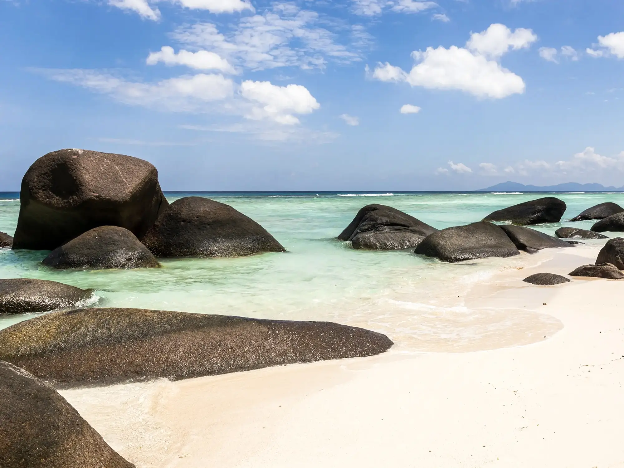 Seychelles, île silhouette Gros rochers de granit sur la plage de sable blanc aux eaux claires. Île Silhouette, Seychelles.