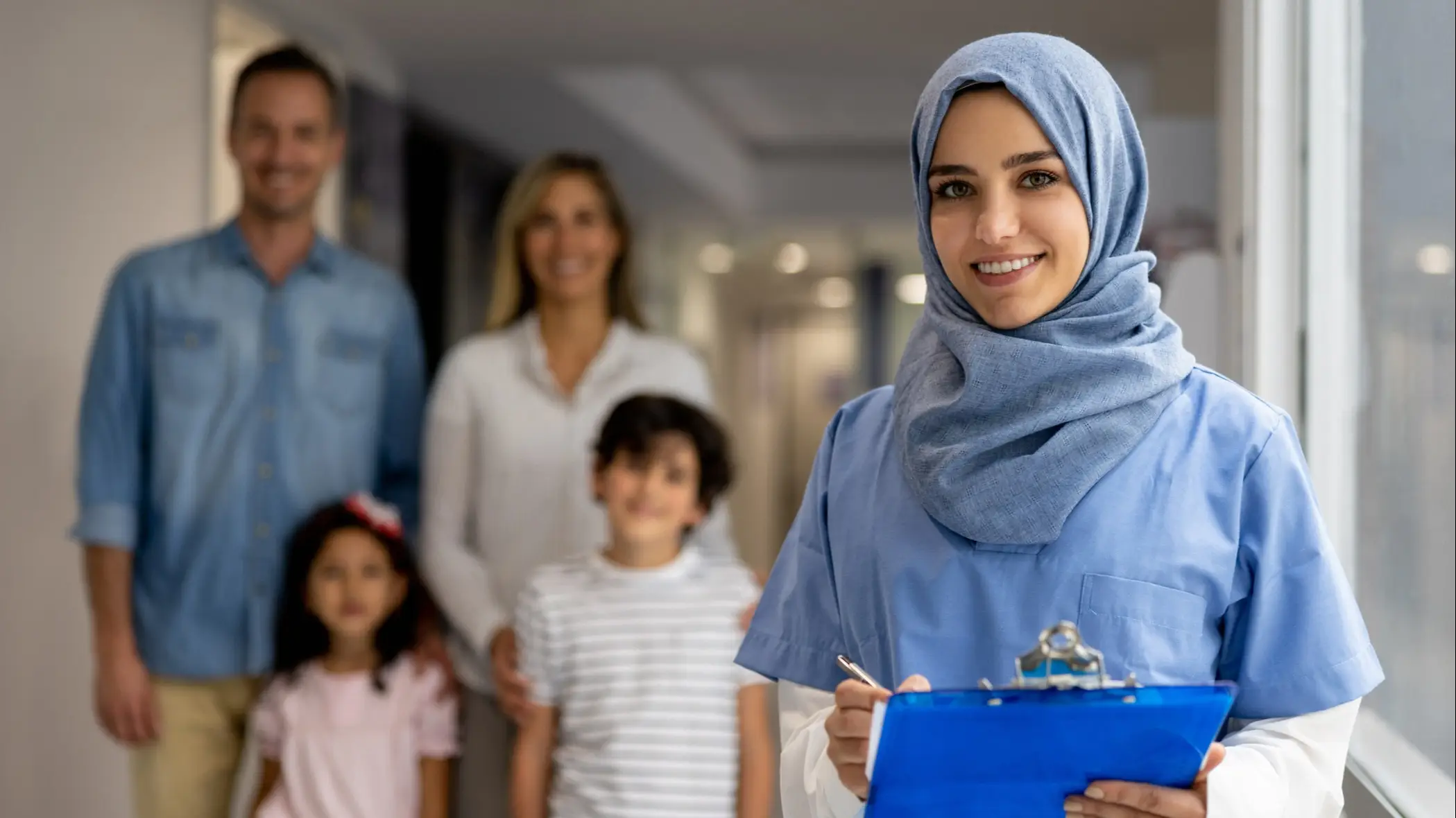 Femme musulmane travaillant comme médecin généraliste à l'hôpital.