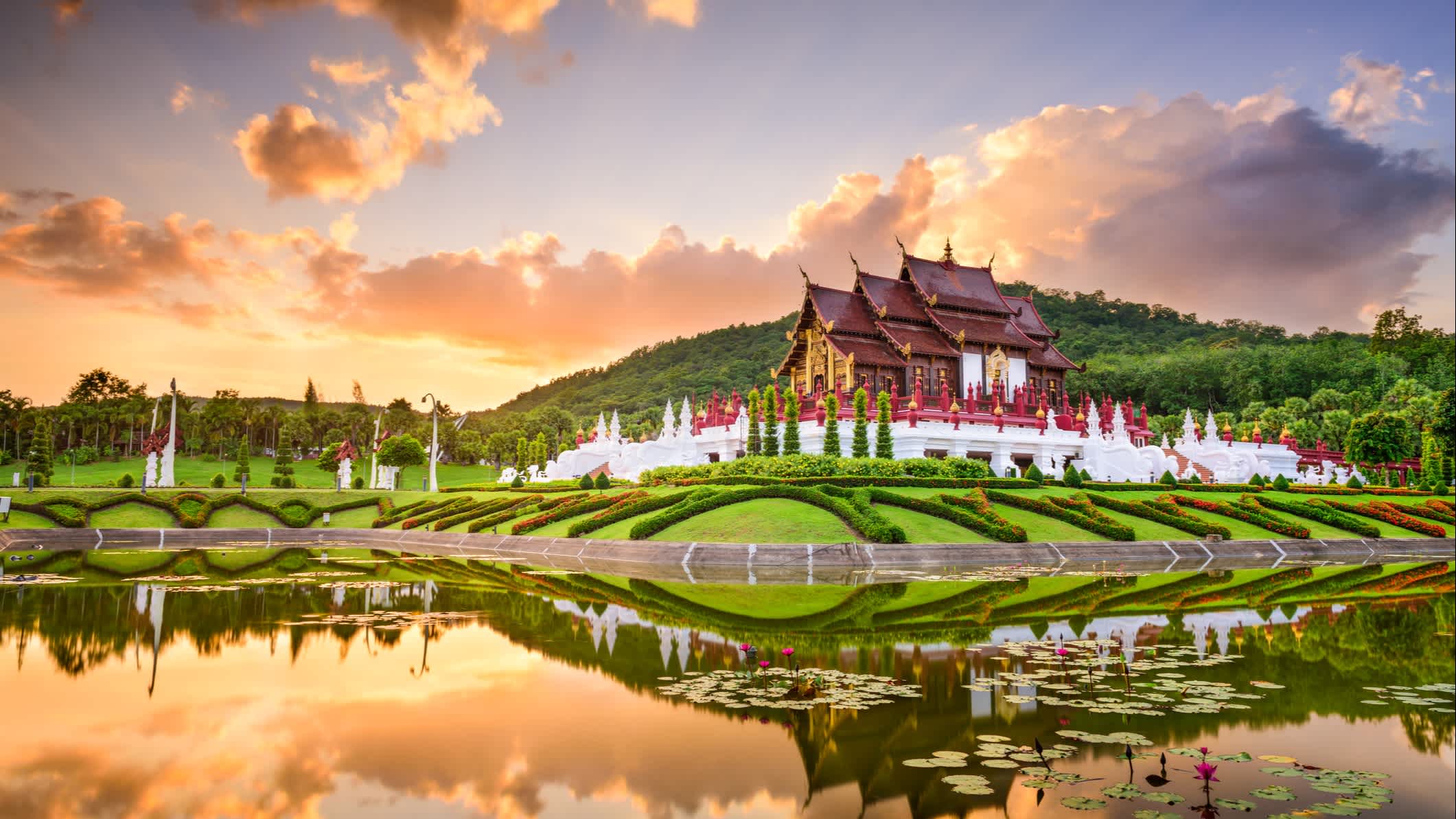Parc Royal Flora Ratchaphruek à Chiang Mai, Thaïlande, vue sur le pavillon Royal Ho Kham.

