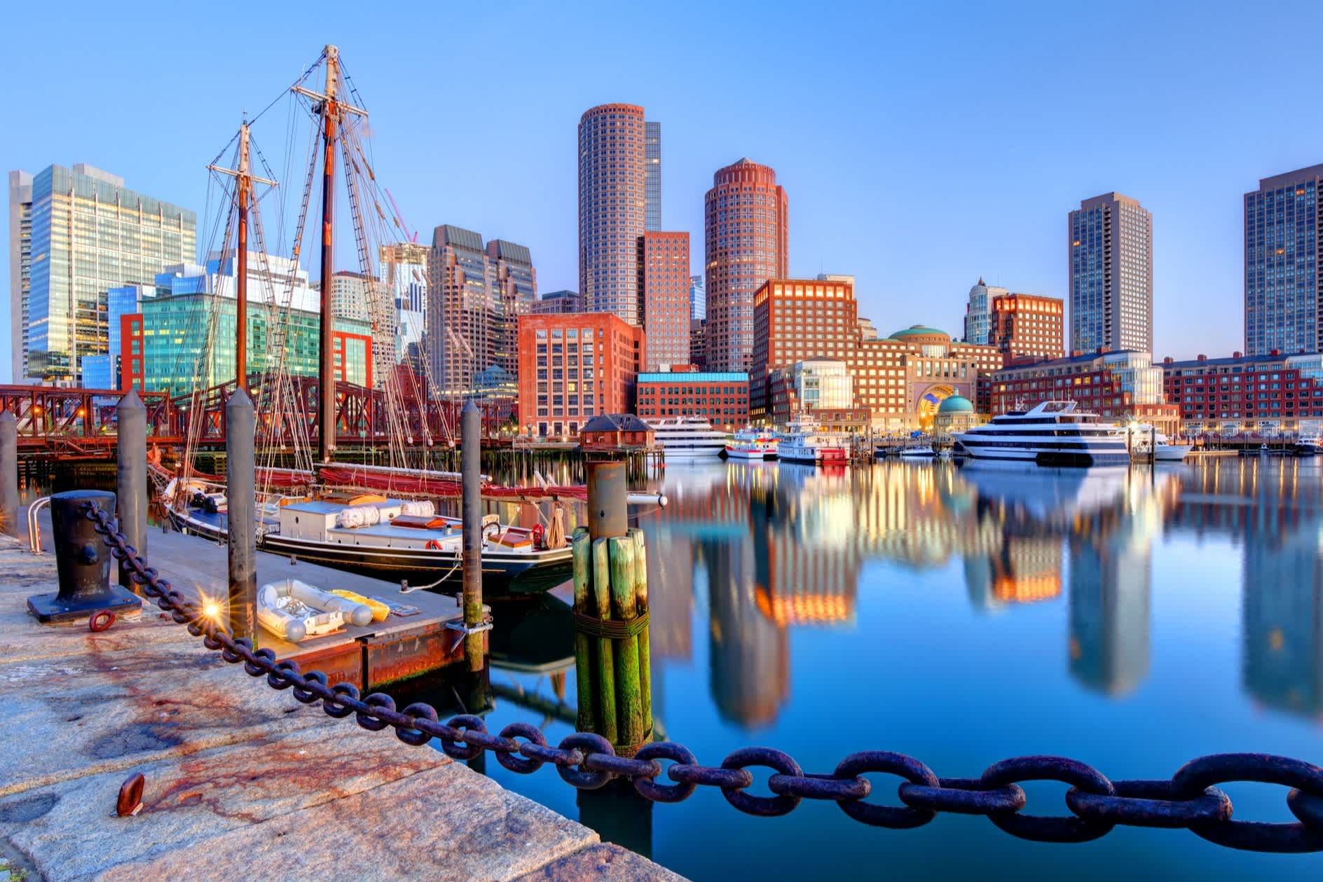 Hafen von Boston mit Skyline im Hintergrund