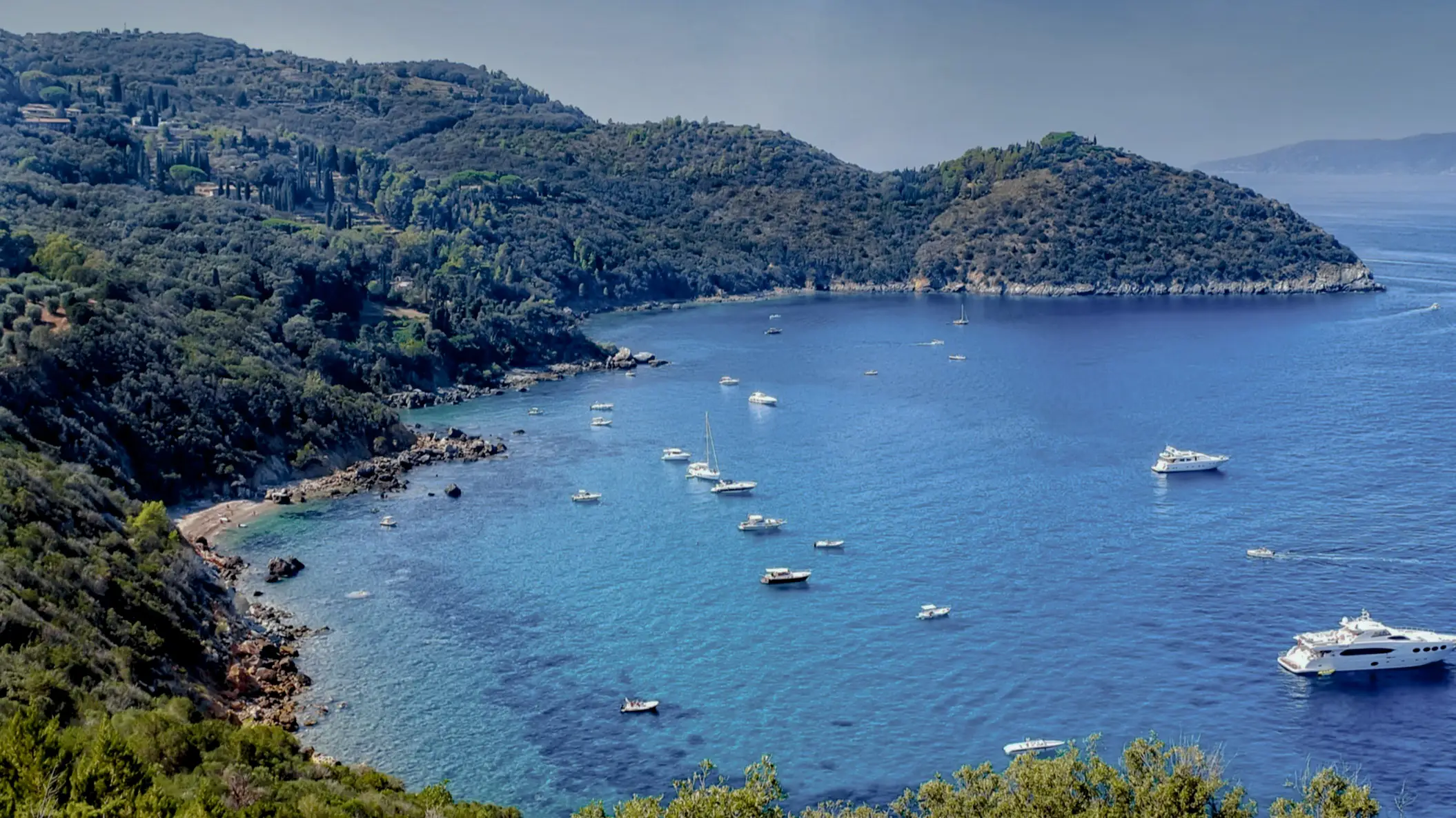 Italien, Toskana, Golf von Baratti Luftaufnahme des Golfs von Baratti, Toskana, Italien mit Blick auf grüne Hügel sowie Booten im Meer.