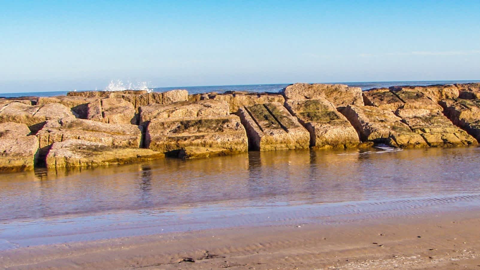 Rochers dans l'eau sur la plage de Matagorda dans le parc naturel de la baie de Matagorda, à Matagorda au Texas