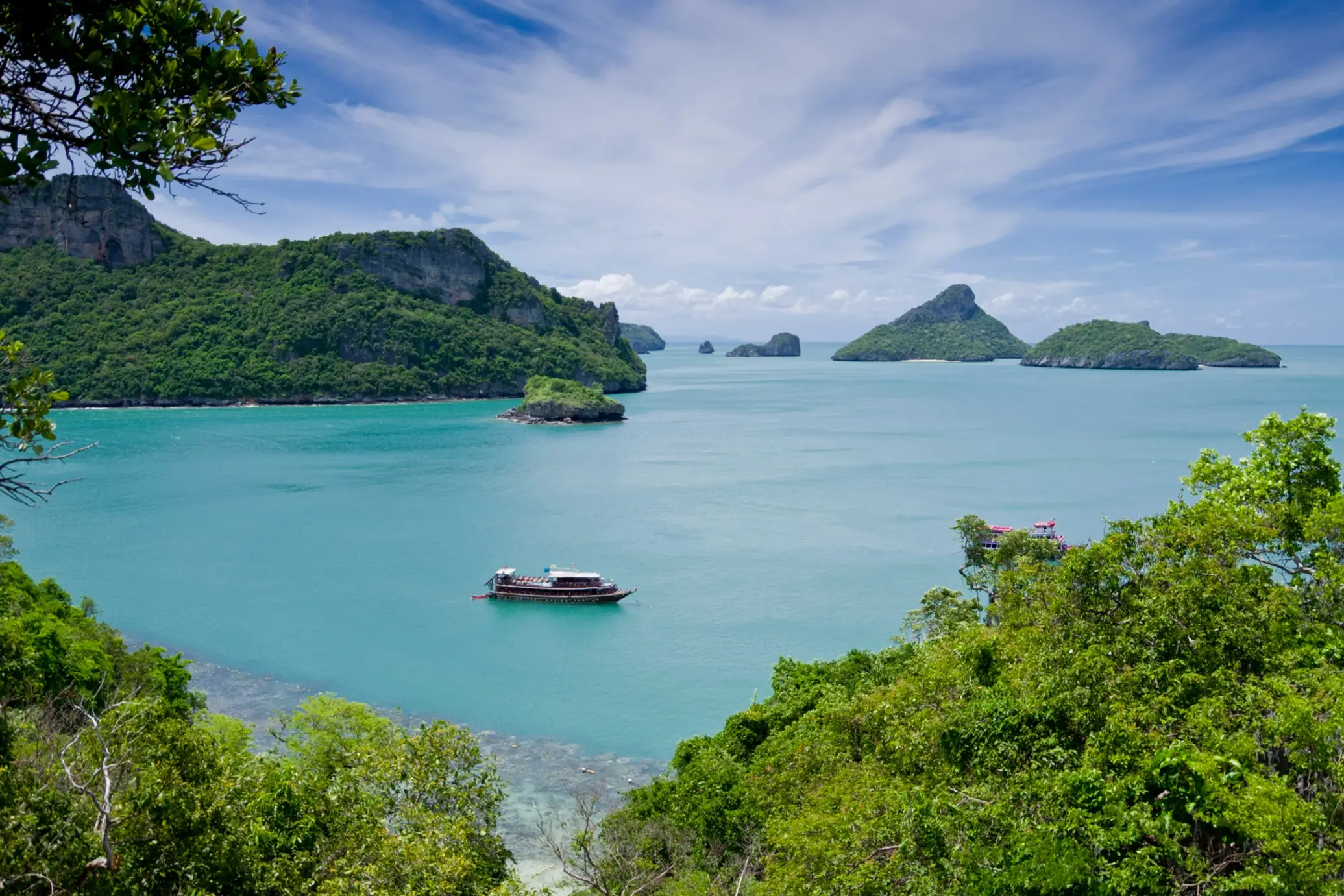 Thailand, Angthong Marine Park, Boot Boot in einer Bucht mit Inseln im Hintergrund