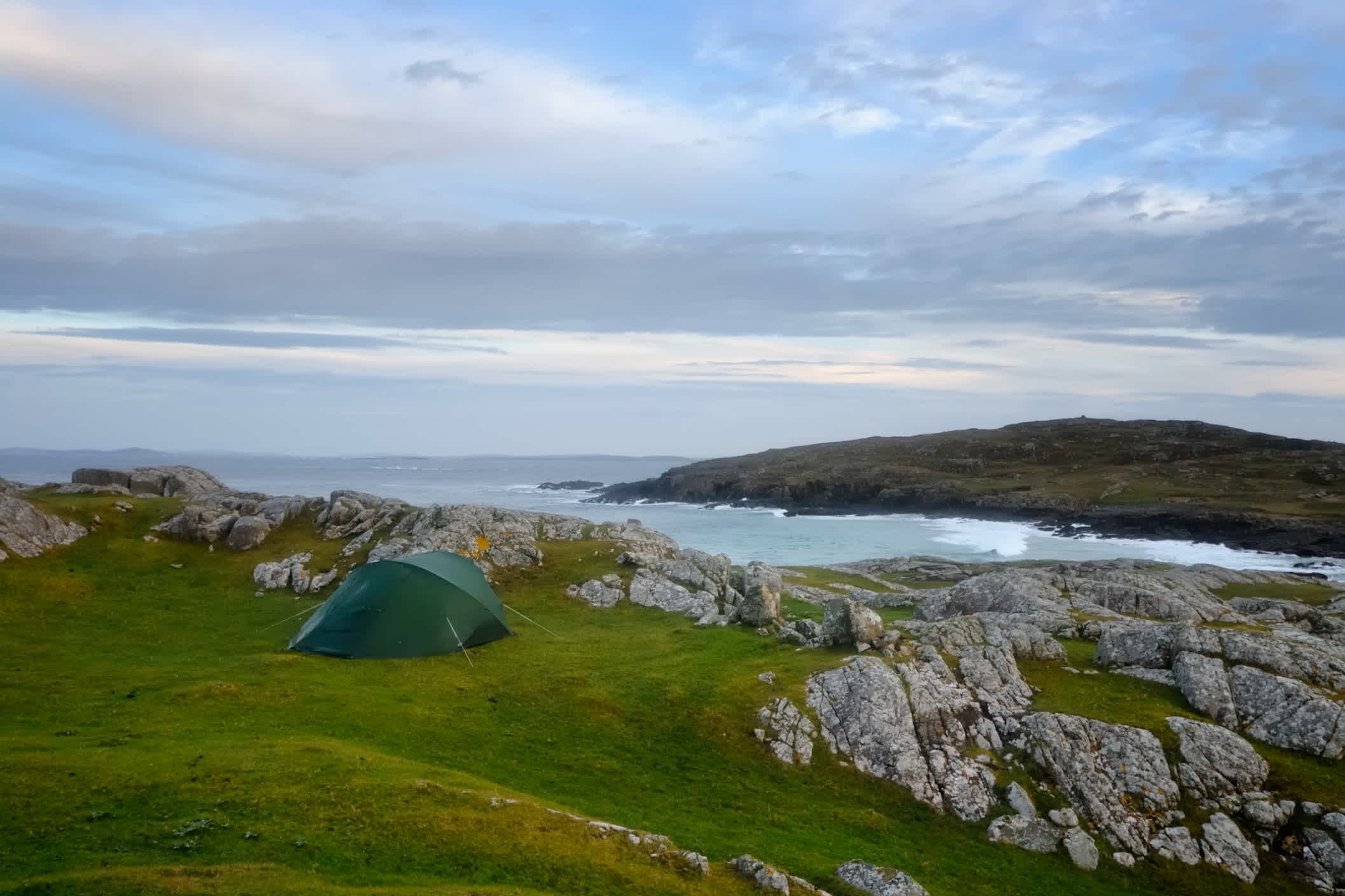 Camping in der Wildnis an der irischen Küste in der Region Galway.
