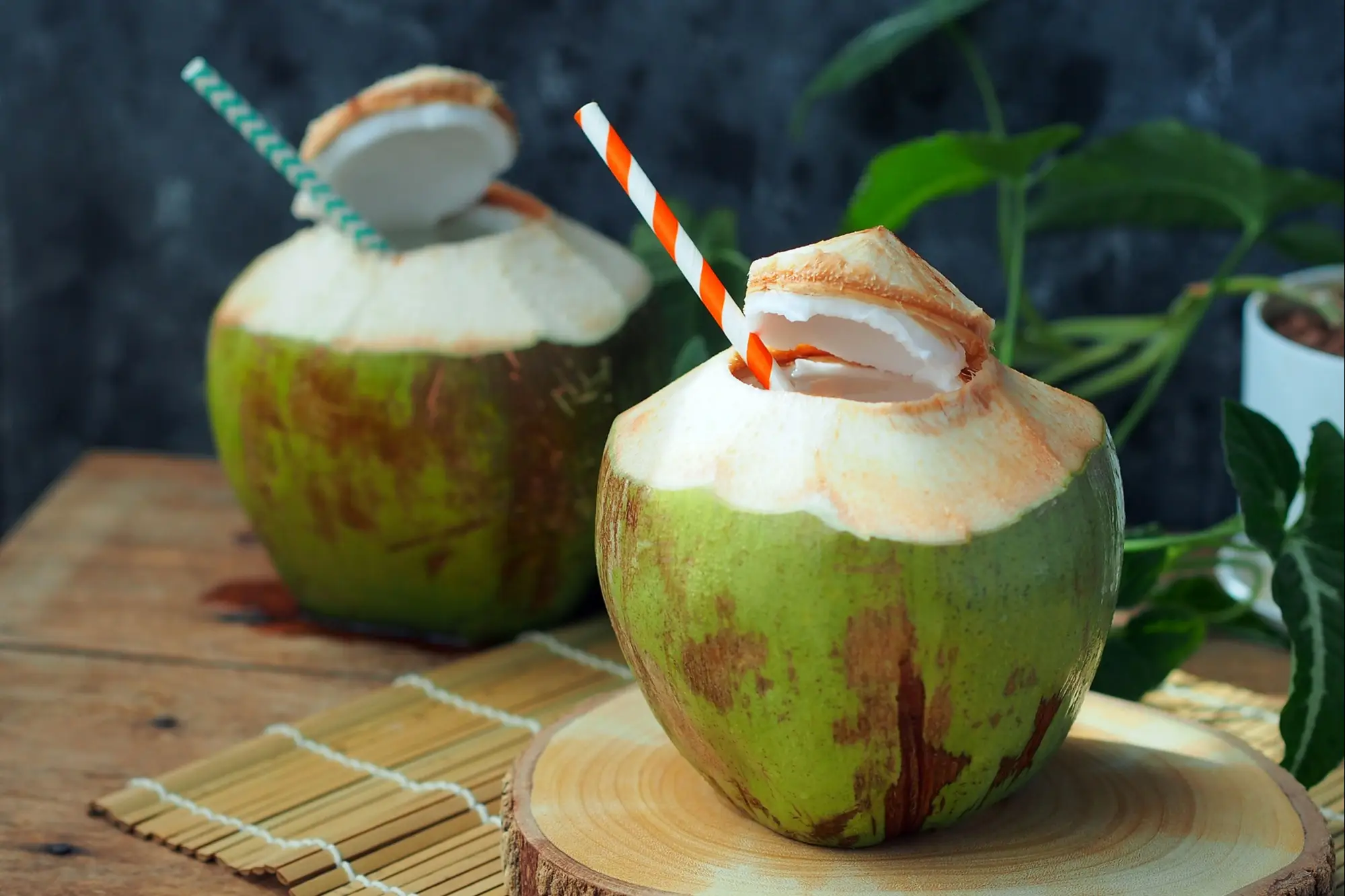 Polynésie française, nourriture typique, eau de coco Noix de coco découpée avec une paille à l'intérieur