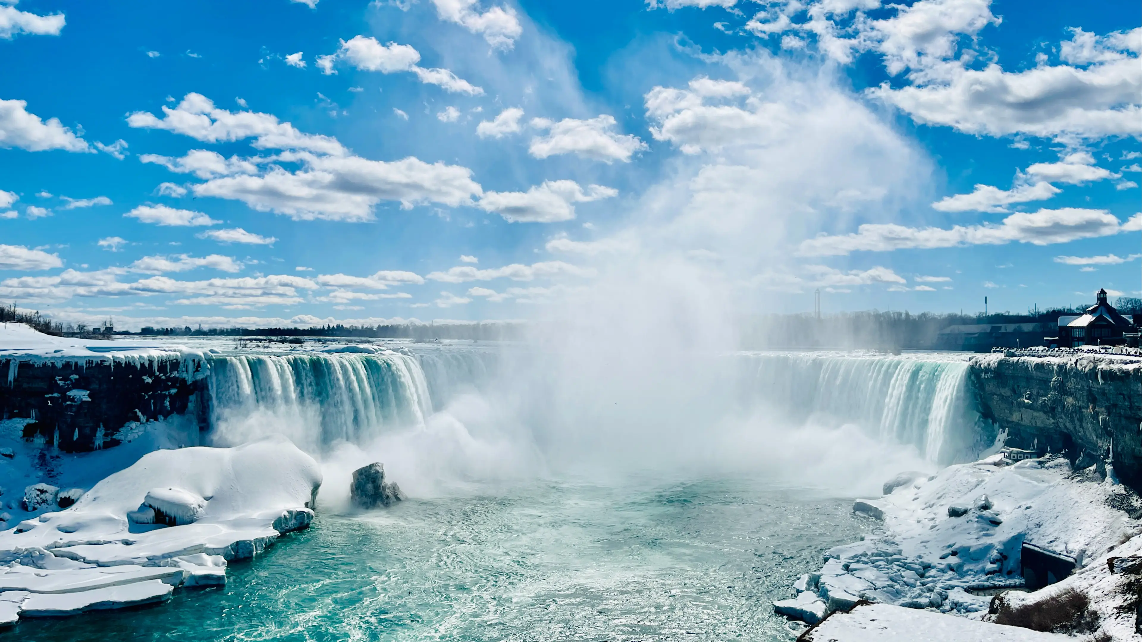 Les chutes du Niagara vues du côté canadien, par une journée ensoleillée
