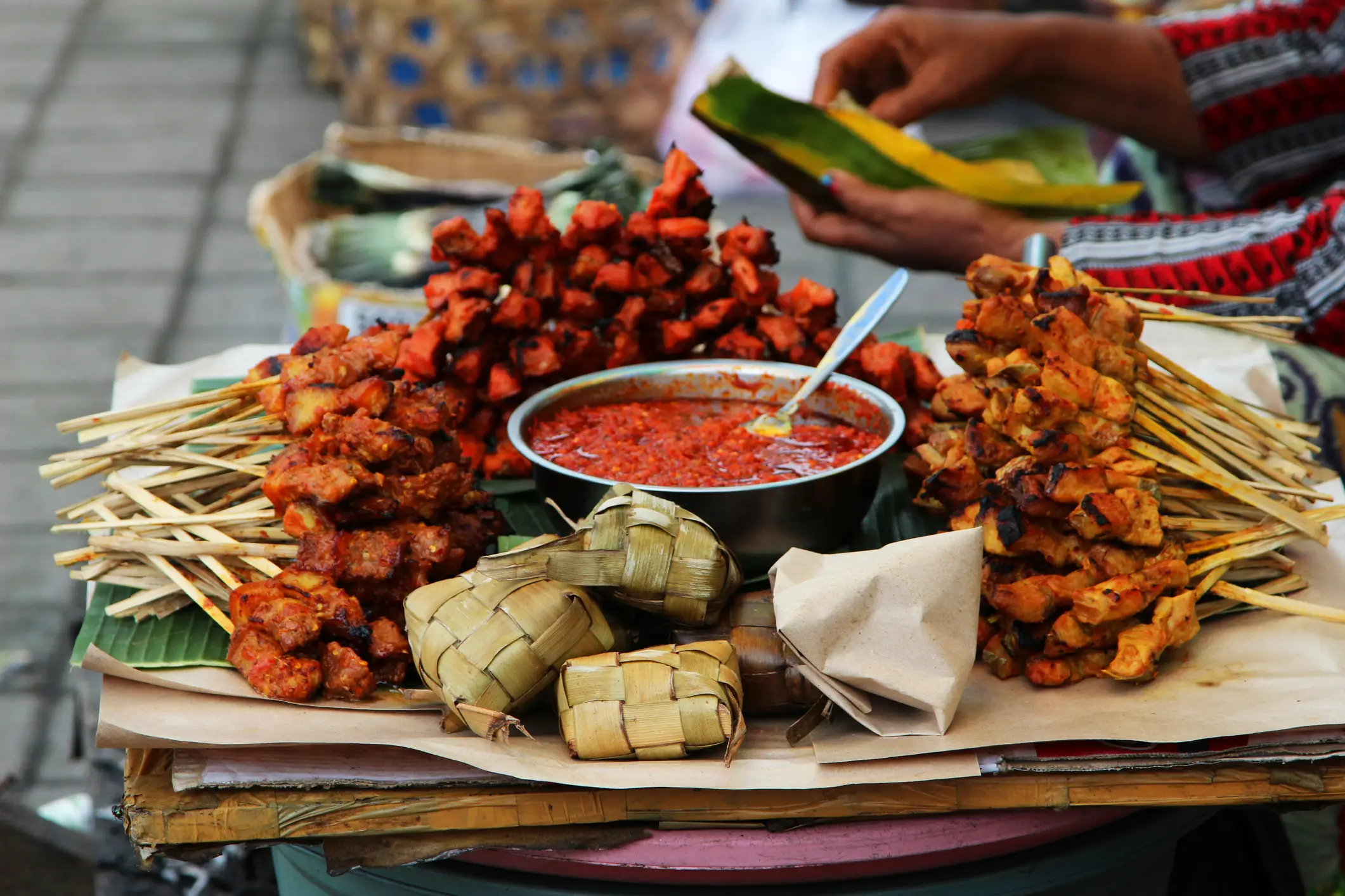 Indonésie, Bali, Ubud Plats traditionnels sur le marché alimentaire d'Ubud, Bali, Indonésie.