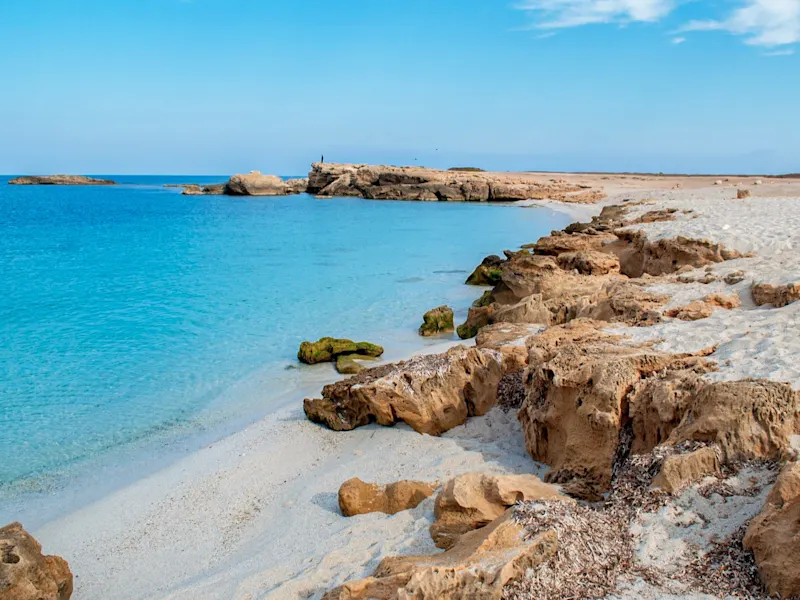 Is Arutas, Italie Sardaigne Is Arutas en Sardaigne est célèbre pour sa plage unique, composée de minuscules pierres de quartz blanc et entourée d'une eau cristalline.