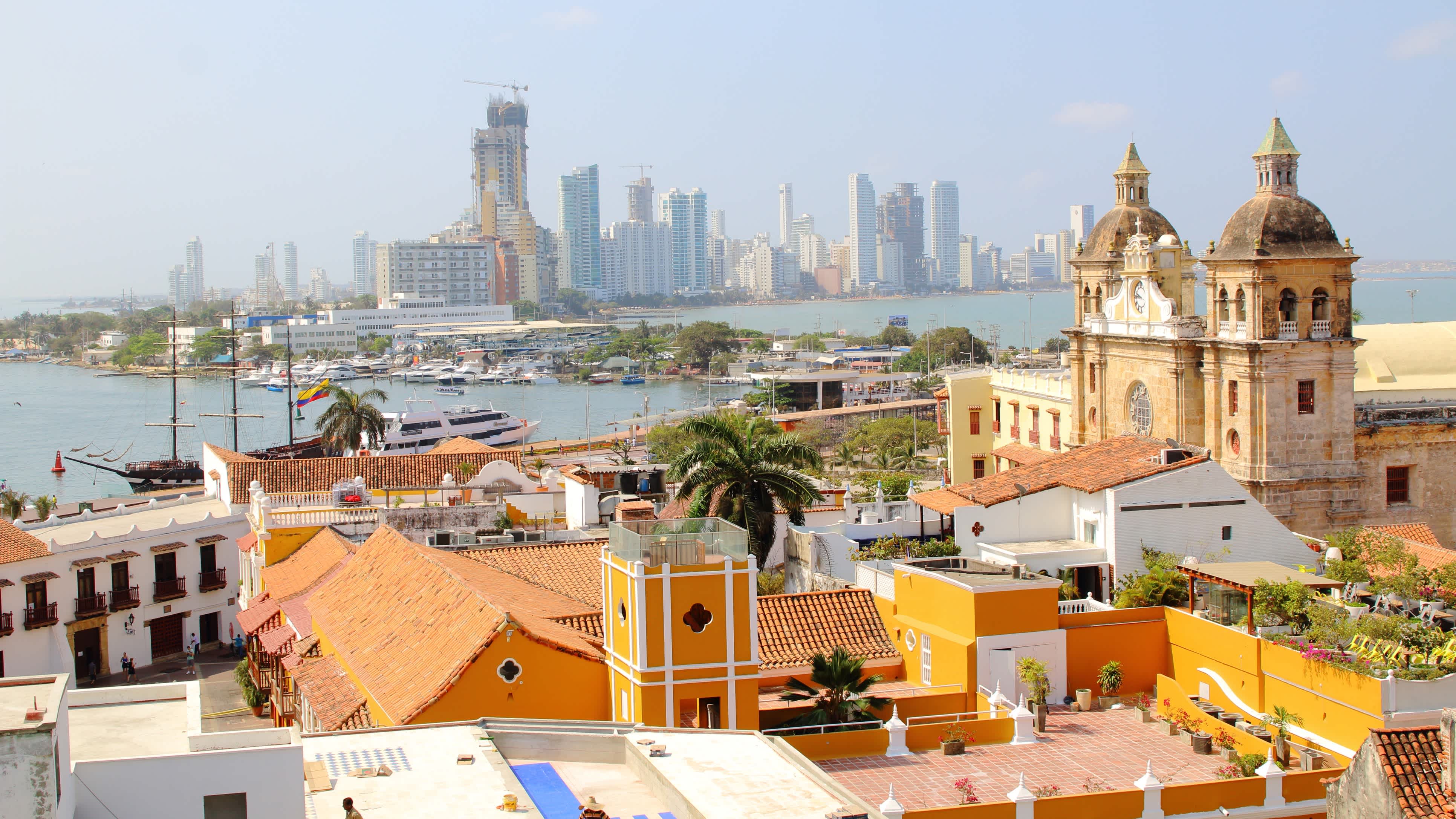 Blick über die Altstadt und neuen Gebäude Cartagenas in Kolumbien