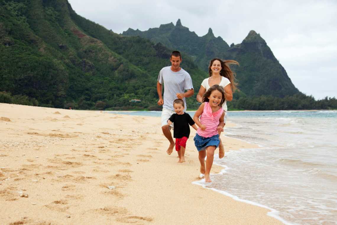 Familie am Strand während der Ferien auf Hawaii. 

