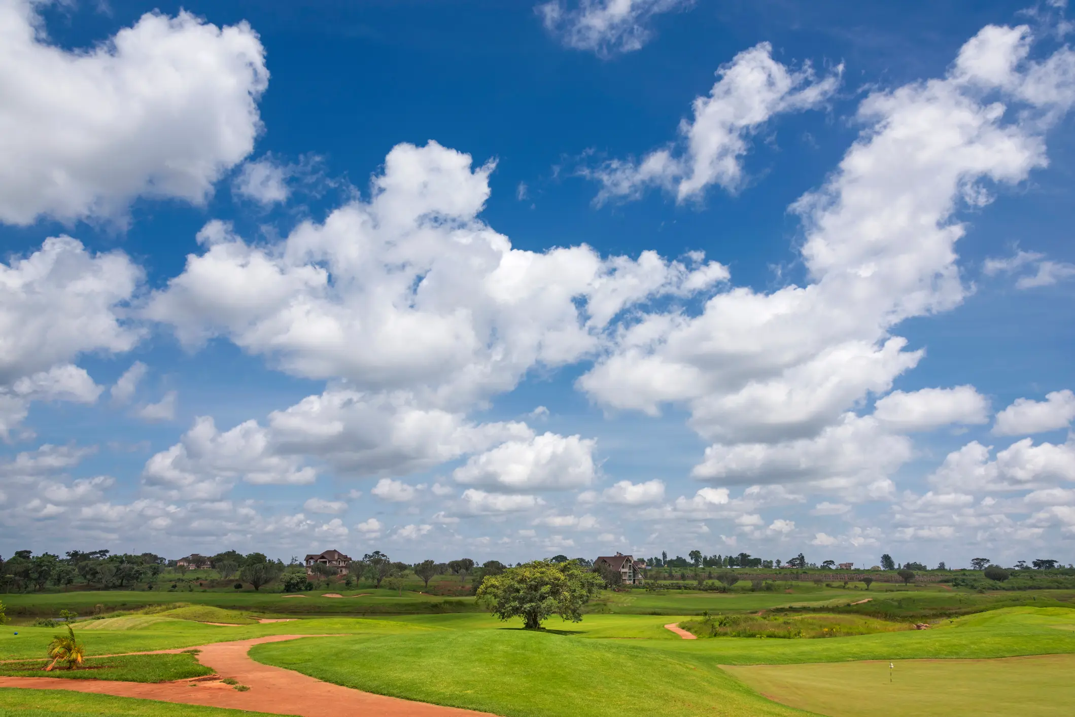 Blick auf den blauen Himmel und die Wolken über einem Golfplatz, Afrika